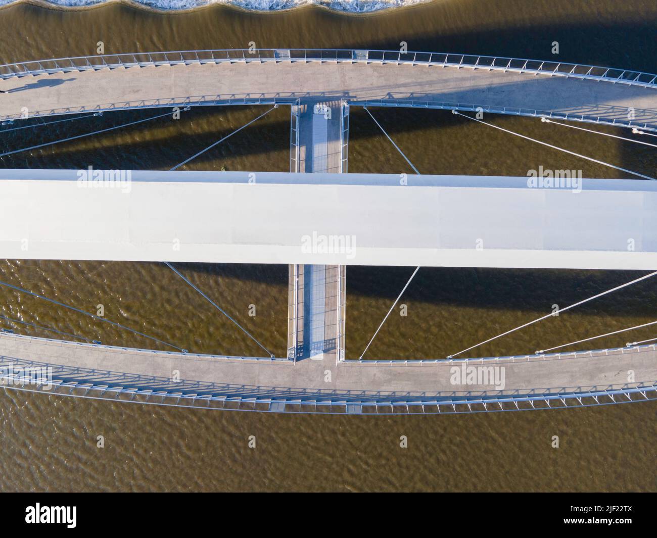 Luftaufnahme der Iowa Women of Achievement Bridge, einer Fußgängerbrücke, die den des Moines River überspannt. Des Moines, Iowa, USA. Stockfoto