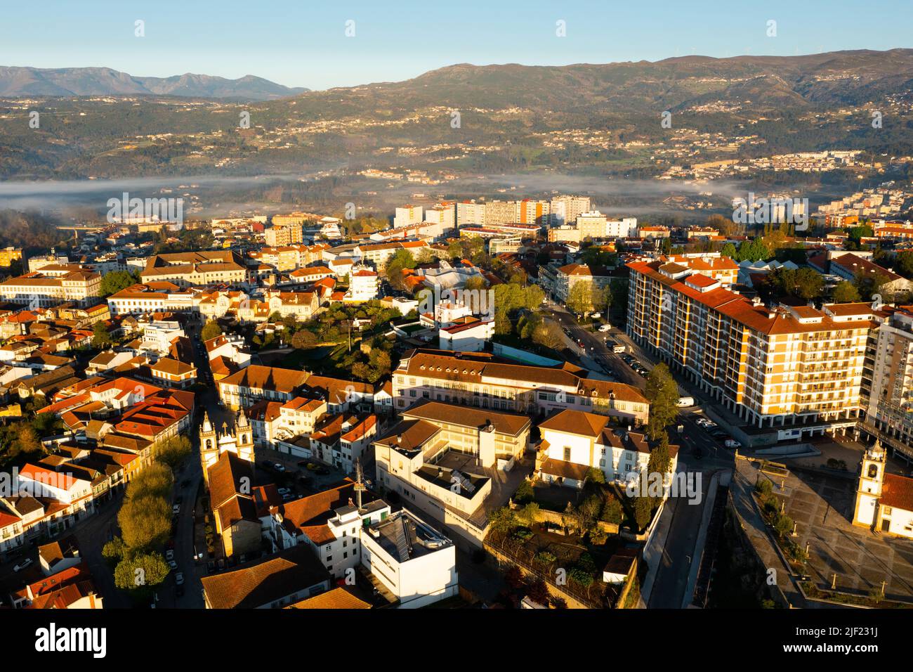 Drohnenansicht von Vila Real im Tal umrahmt von Bergen, Portugal Stockfoto