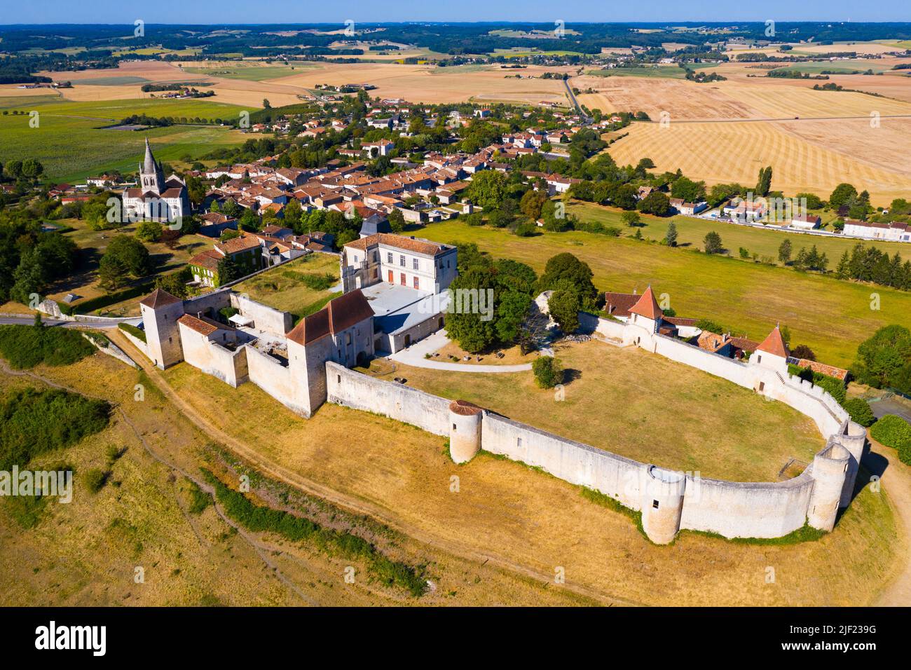Draufsicht auf das mittelalterliche Schloss Villebois-Lavalette. Frankreich Stockfoto