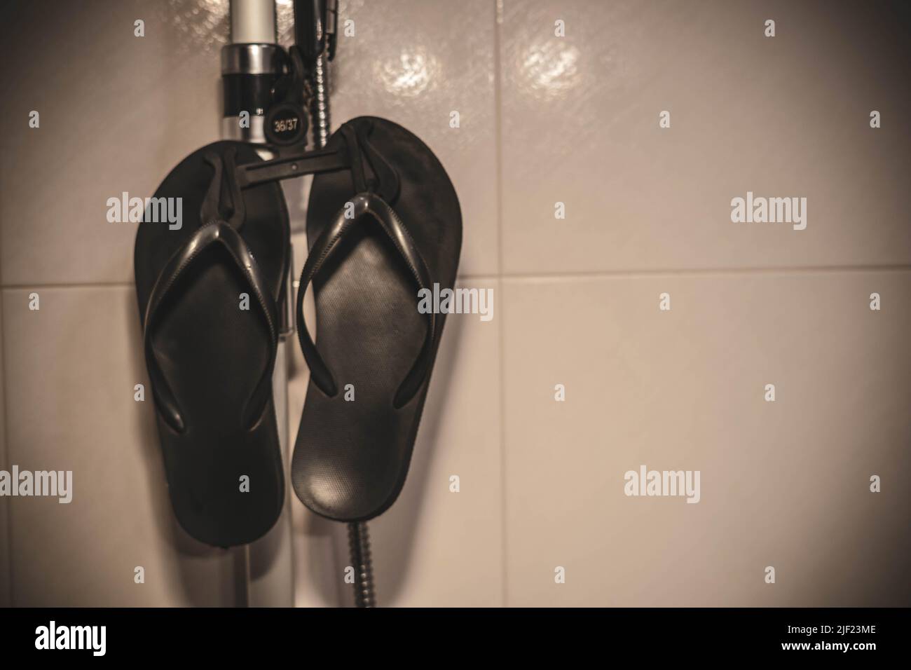 Flip-Flops in der Dusche Stockfoto