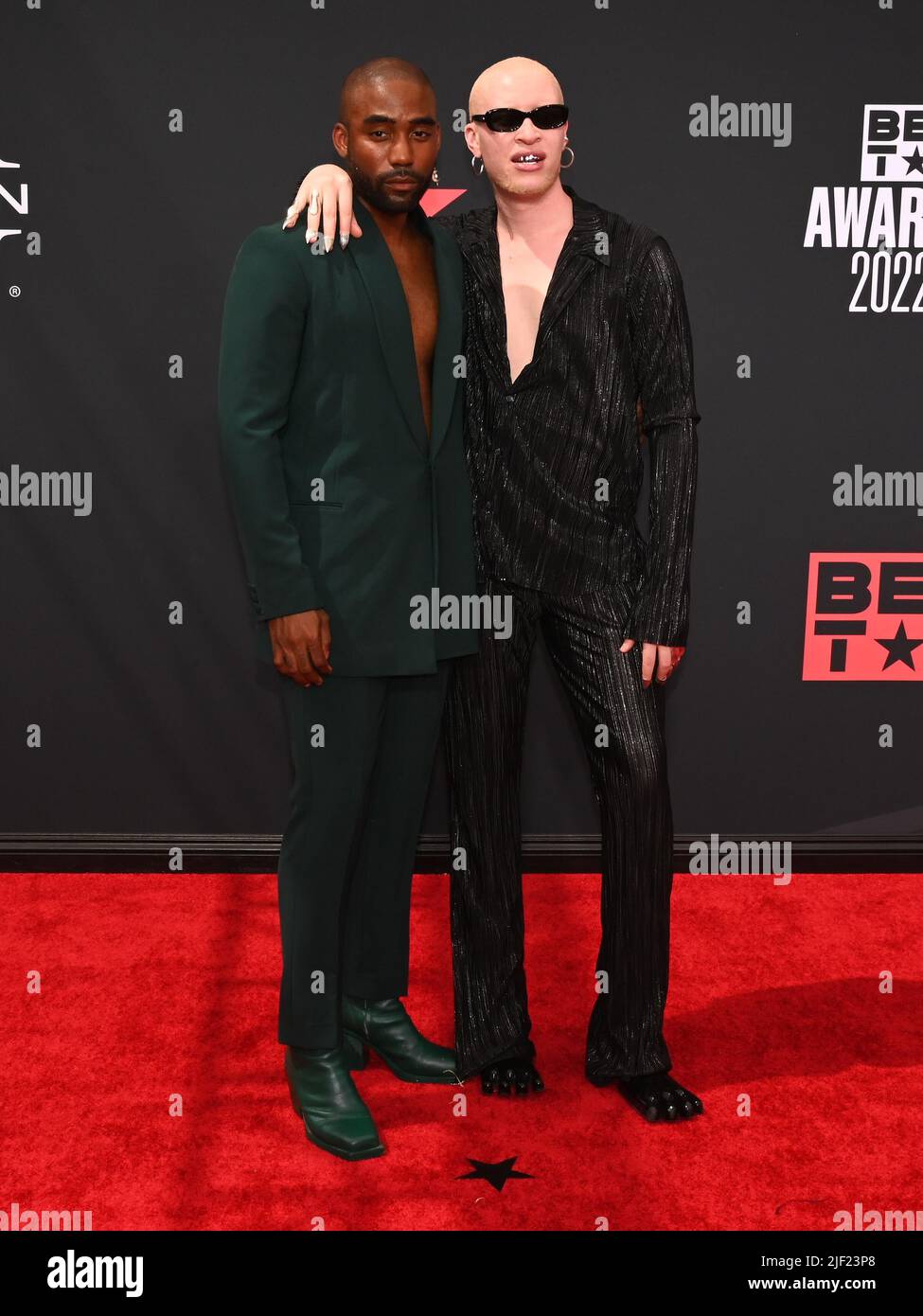 26. Juni 2022, Los Angeles, Kalifornien, USA: David Alan Madrick und Shaun Ross nehmen an den BET Awards 2022 Teil. (Bild: © Billy Bennight/ZUMA Press Wire) Stockfoto