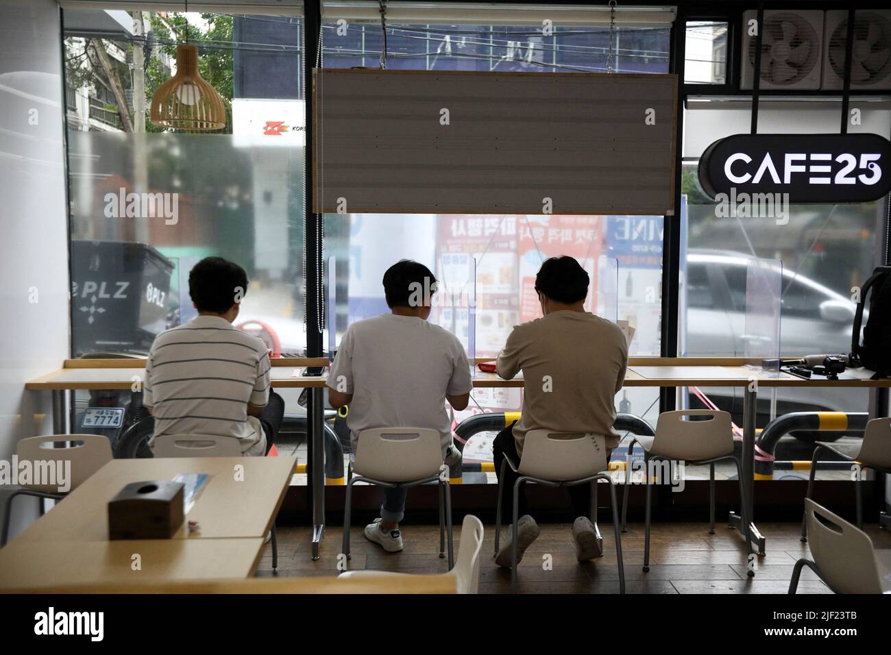 Büroangestellte essen ihr Mittagessen in einem 24-Stunden-Geschäft in Seoul, Südkorea, 24. Juni 2022. Bild aufgenommen am 24. Juni 2022. REUTERS/Heo Ran Stockfoto
