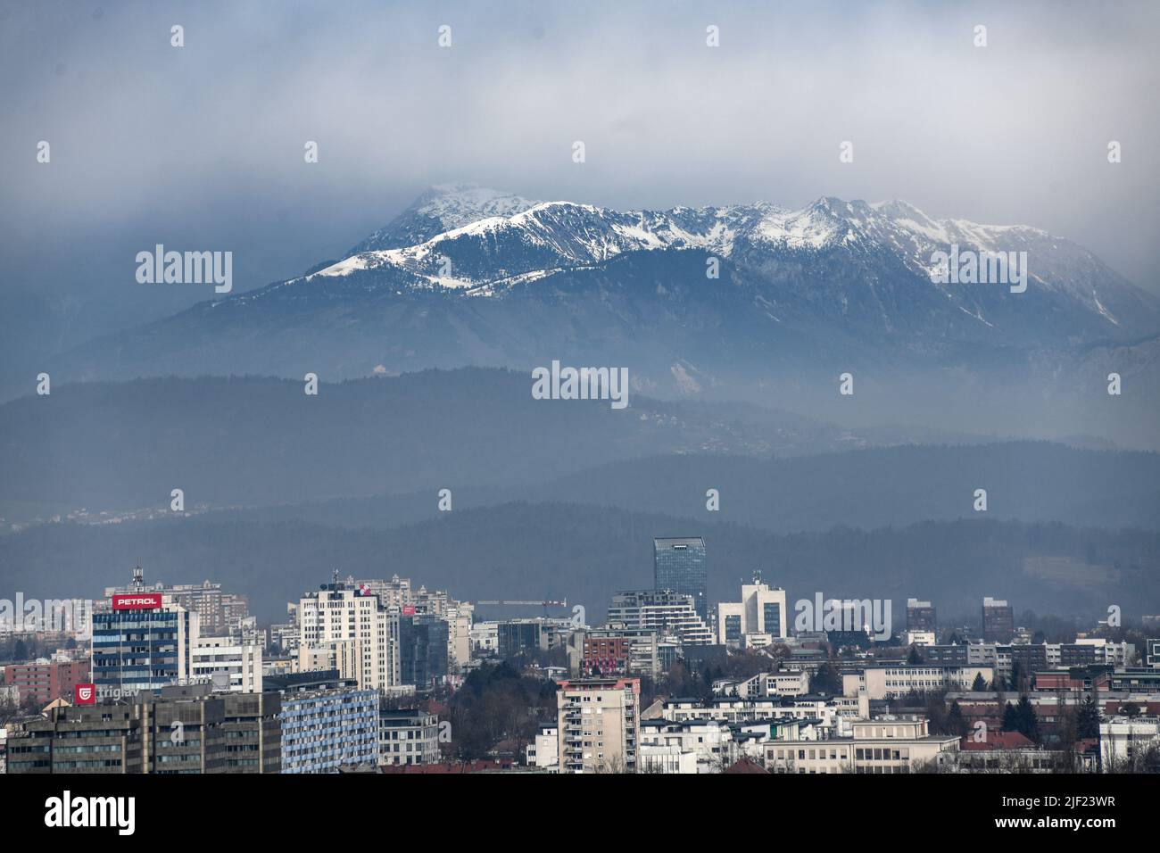 Ljubljana: Panoramablick auf das Stadtzentrum, mit verschneiten Bergen im Hintergrund. Slowenien Stockfoto