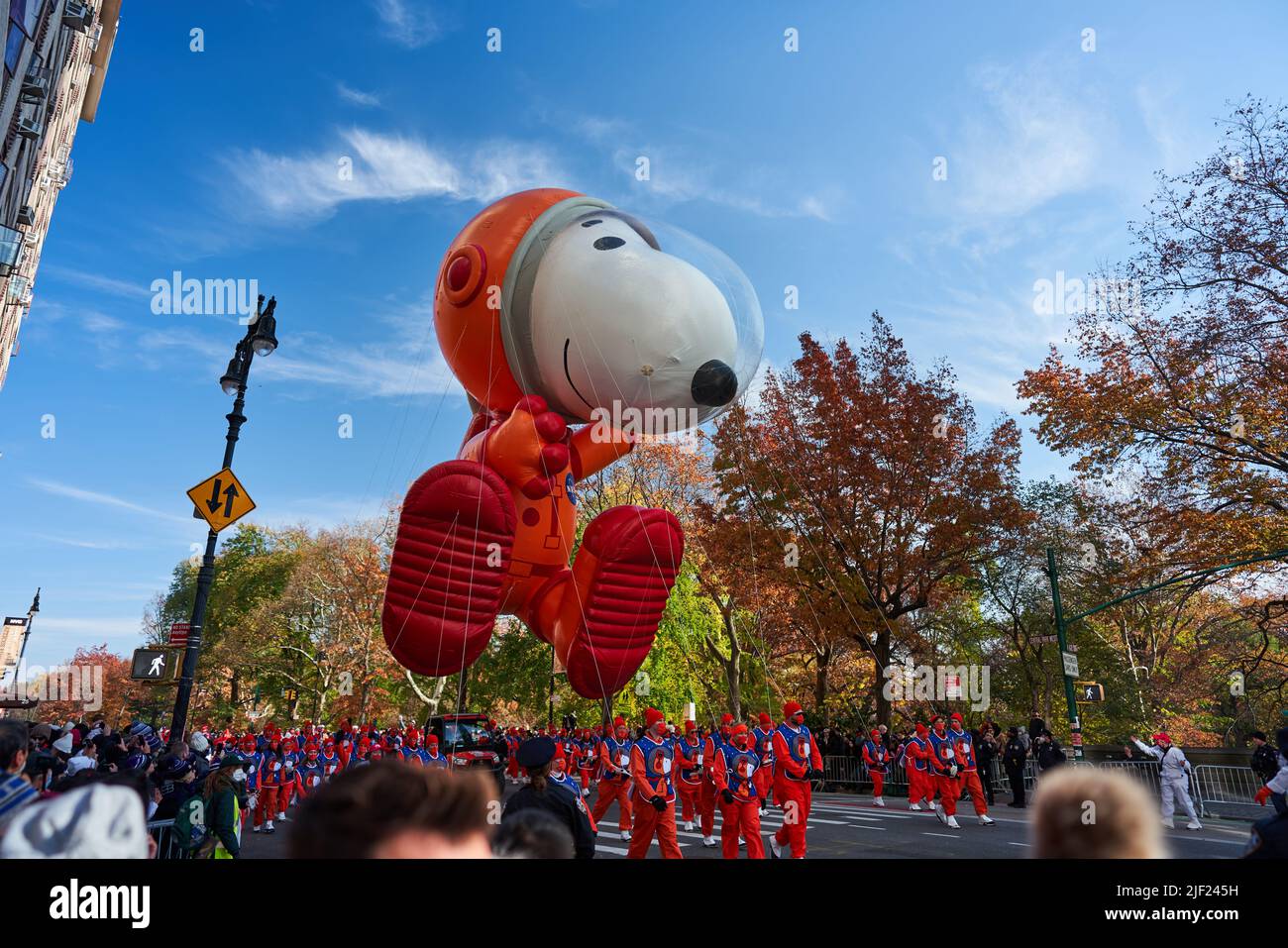 Manhattan, USA - 24. November 2021: Snoopy im Astronaut-Outfit. Thanksgiving Parade mit Snoopy Balloon. Macys Parade feiert Thanksgiving Stockfoto