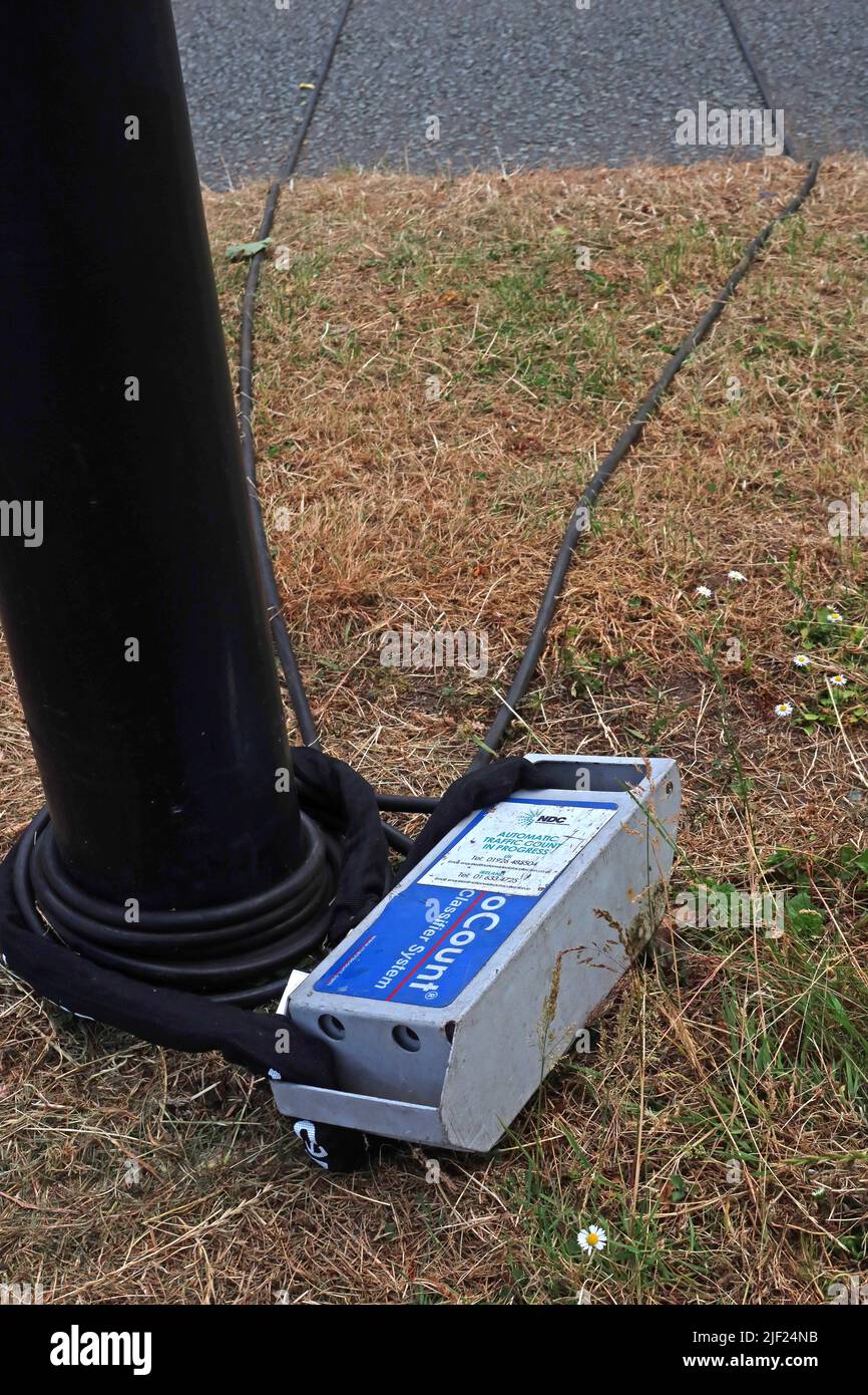 NDC Traffic Counter, überwacht Grapenhall Heys Fahrzeuge, Witherwin Avenue, South Warrington, Cheshire, England, UK, WA4 3DS Stockfoto