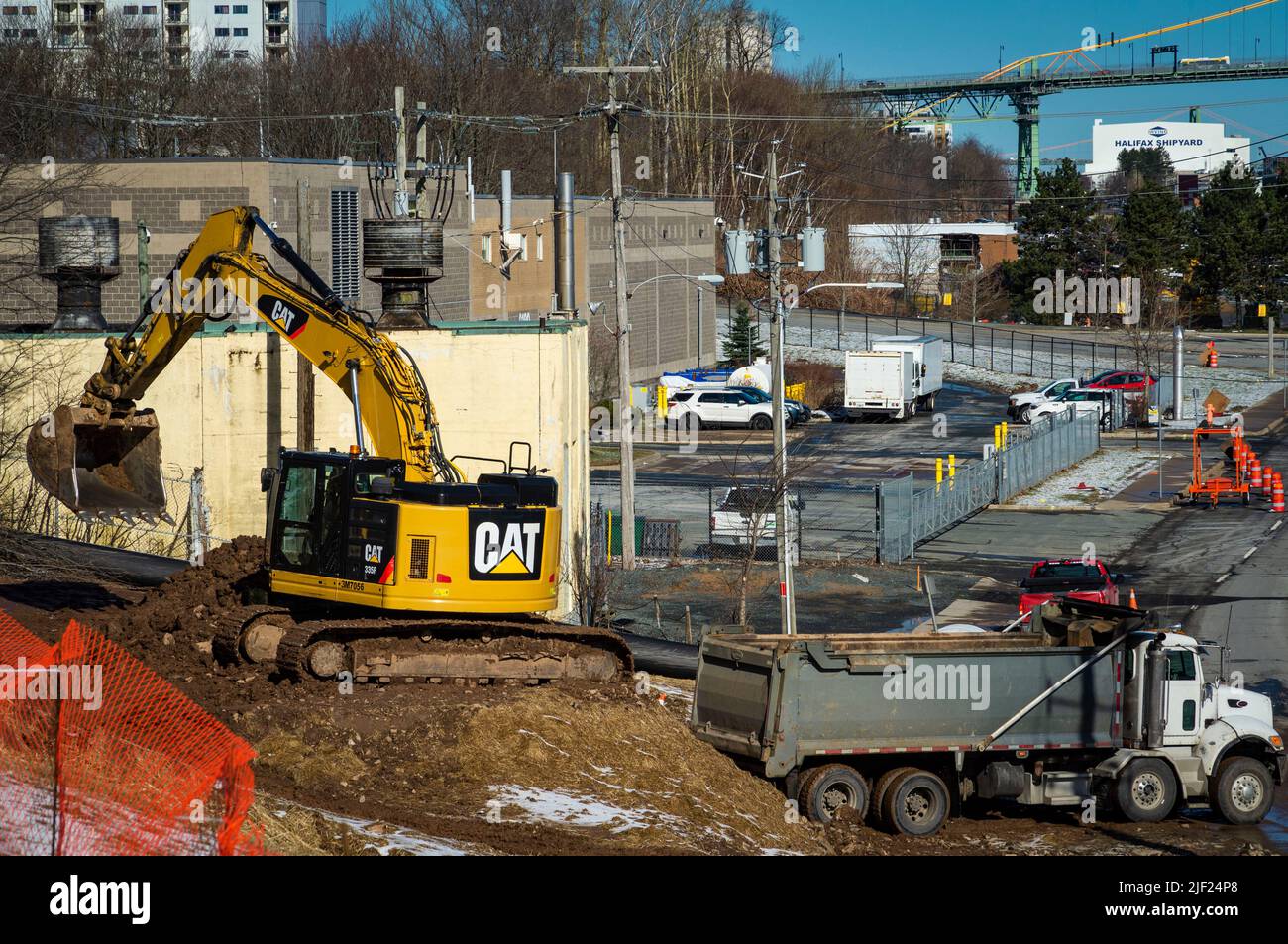 Baggermaschinen, die auf dem Projektgelände des Cogswell District in Halifax, Nova Scotia, Kanada, graben. Stockfoto