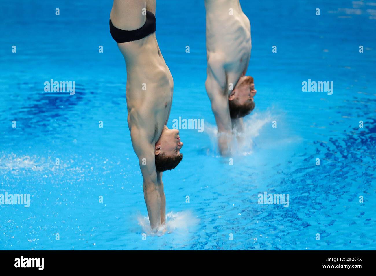 Budapest, Ungarn. 28.. Juni 2022. Die Briten Matthew Lee und Noah Williams treten beim synchronen Tauchfinale der Herren 10m bei den FINA World Championships 19. in Budapest, Ungarn, am 28. Juni 2022 an. Quelle: Zheng Huansong/Xinhua/Alamy Live News Stockfoto