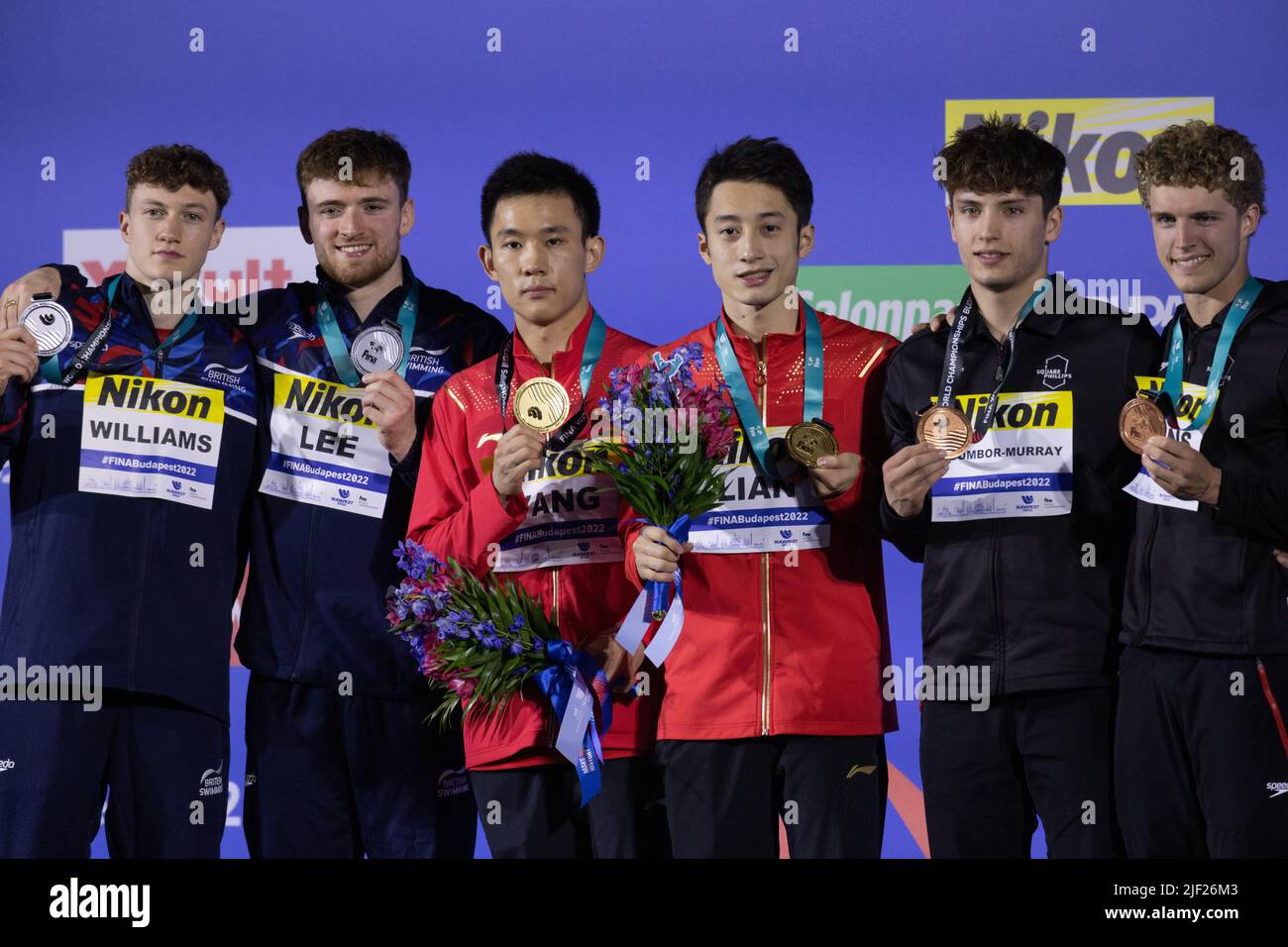 Budapest, Ungarn. 28.. Juni 2022. Die Silbermedaillengewinnerinnen Noah Williams und Matthew Lee aus Großbritannien, die Goldmedaillengewinnerinnen Yang Hao und Lian Junjie aus China sowie die Bronzemedaillengewinnerinnen Nathan Zsombor-Murray und Rylan Wiens (L-R) aus Kanada stehen nach dem synchronen Tauchfinale der Herren 10m bei den FINA-Weltmeisterschaften 19. in Budapest, Ungarn, am 28. Juni 2022, auf dem Podium. Quelle: Attila Volgyi/Xinhua/Alamy Live News Stockfoto