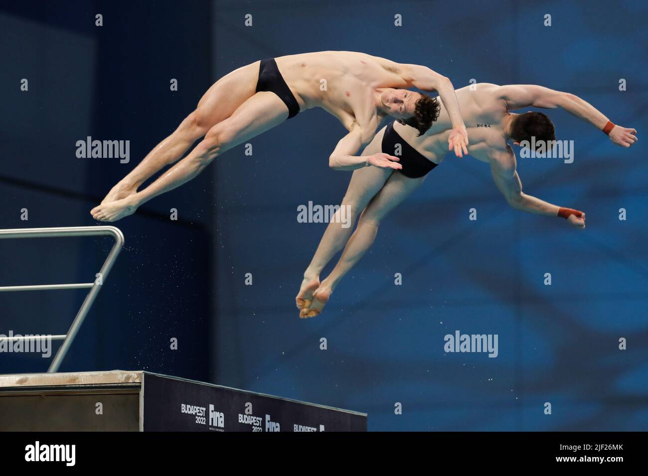 Budapest, Ungarn. 28.. Juni 2022. Die Briten Matthew Lee und Noah Williams treten beim synchronen Tauchfinale der Herren 10m bei den FINA World Championships 19. in Budapest, Ungarn, am 28. Juni 2022 an. Quelle: Zheng Huansong/Xinhua/Alamy Live News Stockfoto