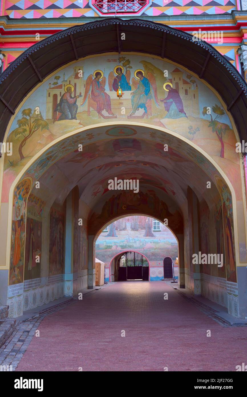 Orthodoxe Kirche der Dreifaltigkeit-Sergius Lavra. Bogen mit Fresken der Torkirche St. Johannes der Täufer der alten russischen Architektur der Stockfoto