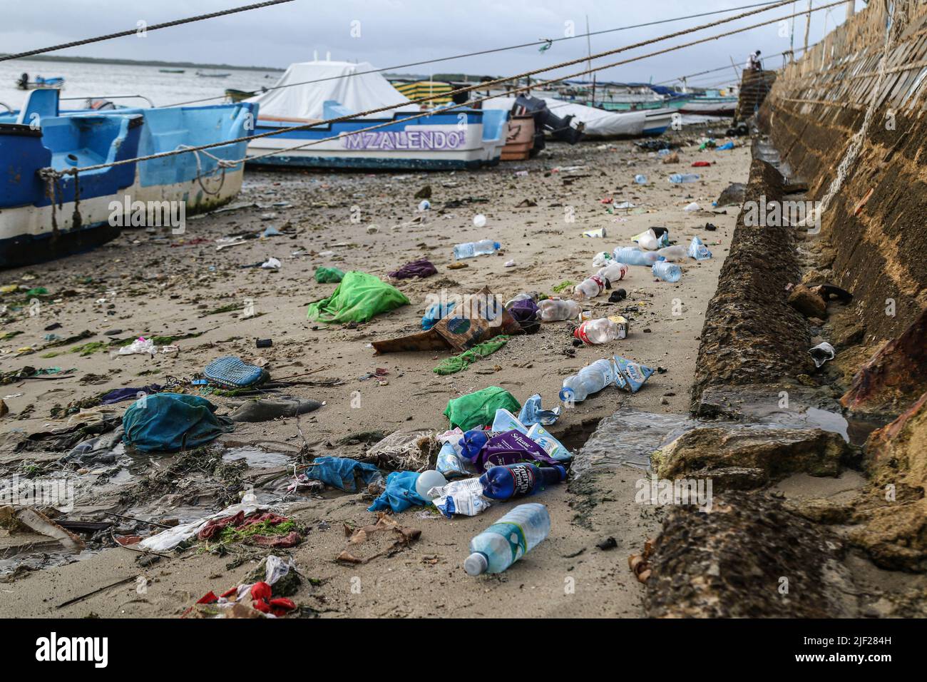 Mombasa, Kenia. 26.. Juni 2022. Plastikmüll wird an den Ufern des Indischen Ozeans in der Altstadt von Lamu gesehen. Die Verschmutzung durch menschliche Aktivitäten hat die Ozeane negativ beeinflusst. Der kenianische Präsident Uhuru Kenyatta sagte in seiner Rede während der laufenden Ozeankonferenz in Lissabon, Portugal, dass die Plastikverschmutzung mindestens 700 Arten von Meereslebewesen krank macht und kontaminiert, und forderte dringende globale Maßnahmen zum Schutz unserer Ozeane. Die Ozeankonferenz wird von den Regierungen Portugals und Kenias gemeinsam ausgerichtet. Kredit: SOPA Images Limited/Alamy Live Nachrichten Stockfoto