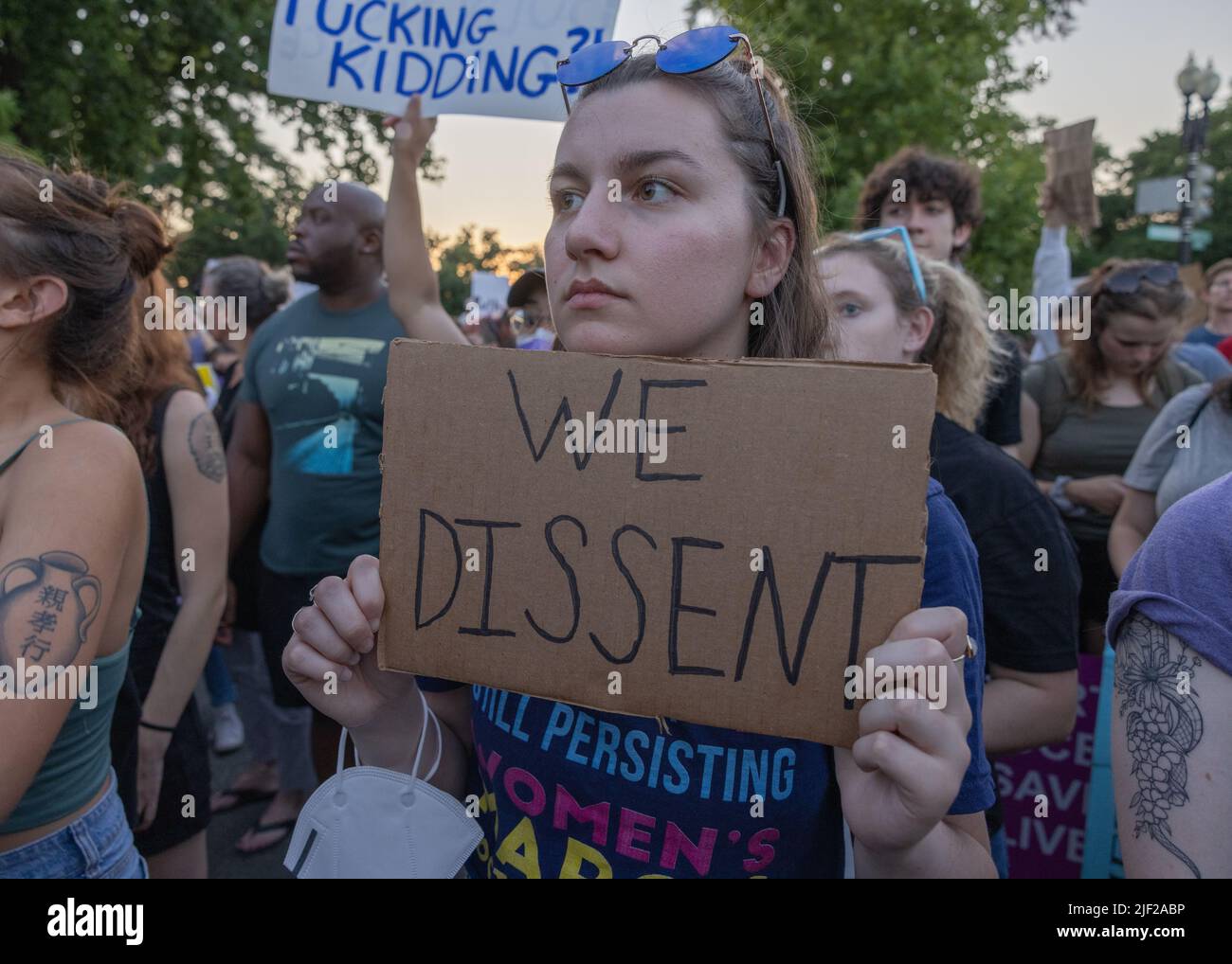WASHINGTON, D.C., 24. Juni 2022: Demonstranten für Abtreibungsrechte versammeln sich in der Nähe des Obersten Gerichtshofs der Vereinigten Staaten. Stockfoto