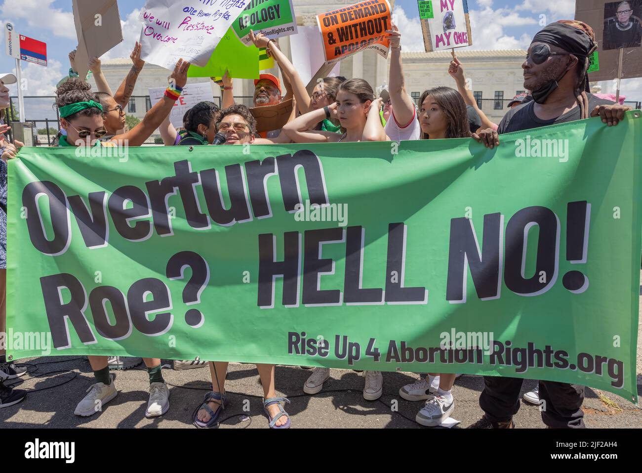 WASHINGTON, D.C., 25. Juni 2022: Demonstranten für Abtreibungsrechte versammeln sich in der Nähe des Obersten Gerichtshofs der Vereinigten Staaten. Stockfoto