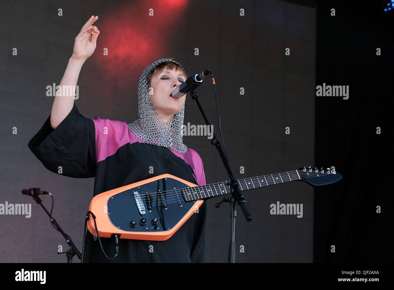 Pilton, Großbritannien. 26.. Juni 2022. Die walisische Singer-Songwriterin Cate Le Bon (geboren am 4. März 1983 in Cate Timothy) spielt live auf der Park Stage des Glastonbury Festivals. (Foto von Dawn Fletcher-Park/SOPA Images/Sipa USA) Quelle: SIPA USA/Alamy Live News Stockfoto