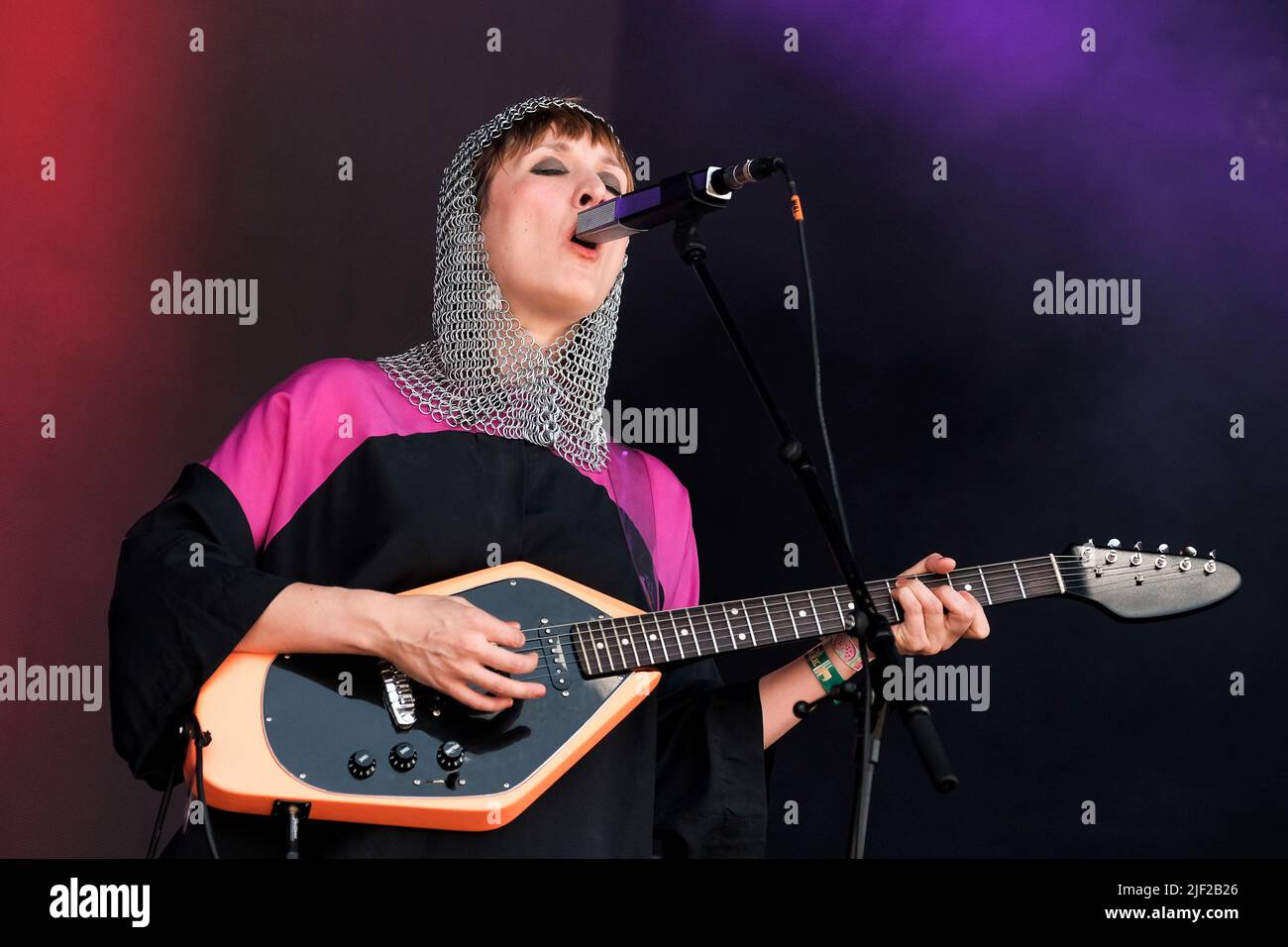 Pilton, Großbritannien. 26.. Juni 2022. Die walisische Singer-Songwriterin Cate Le Bon (geboren am 4. März 1983 in Cate Timothy) spielt live auf der Park Stage des Glastonbury Festivals. (Foto von Dawn Fletcher-Park/SOPA Images/Sipa USA) Quelle: SIPA USA/Alamy Live News Stockfoto