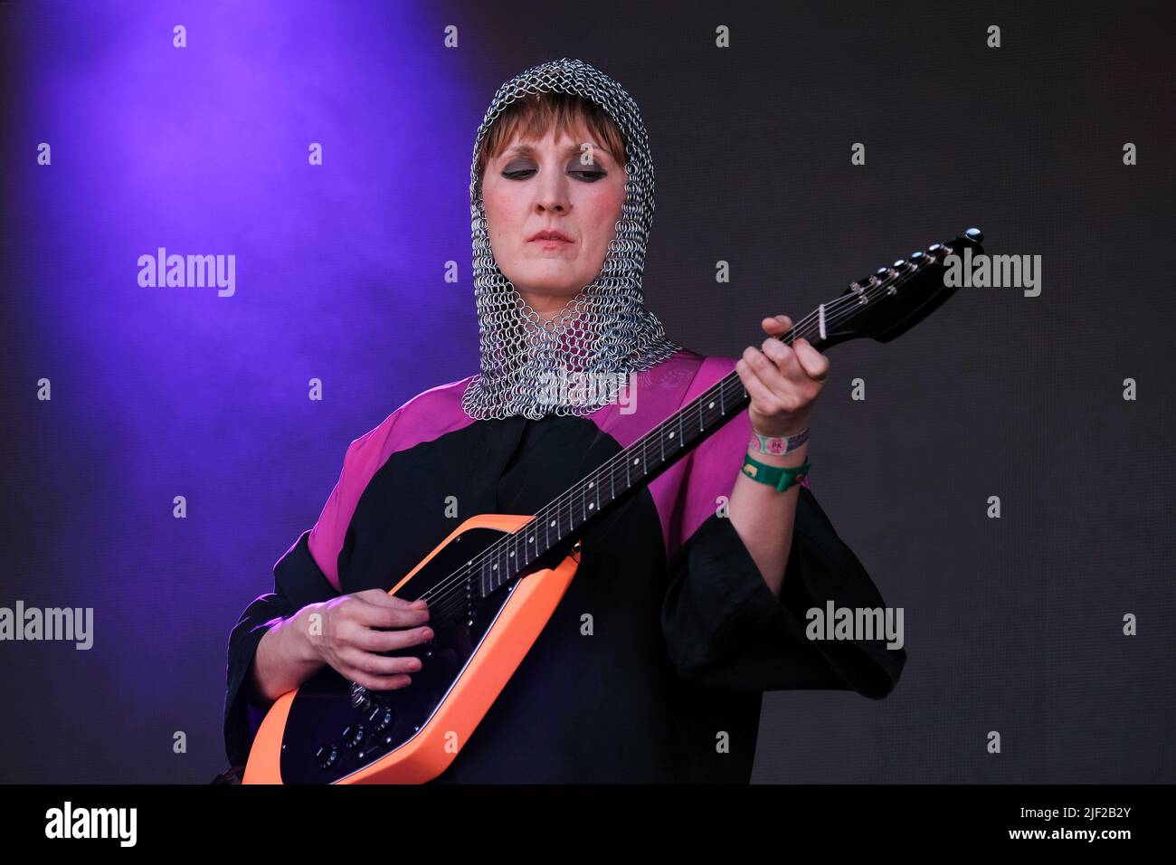 Pilton, Großbritannien. 26.. Juni 2022. Die walisische Singer-Songwriterin Cate Le Bon (geboren am 4. März 1983 in Cate Timothy) spielt live auf der Park Stage des Glastonbury Festivals. (Foto von Dawn Fletcher-Park/SOPA Images/Sipa USA) Quelle: SIPA USA/Alamy Live News Stockfoto