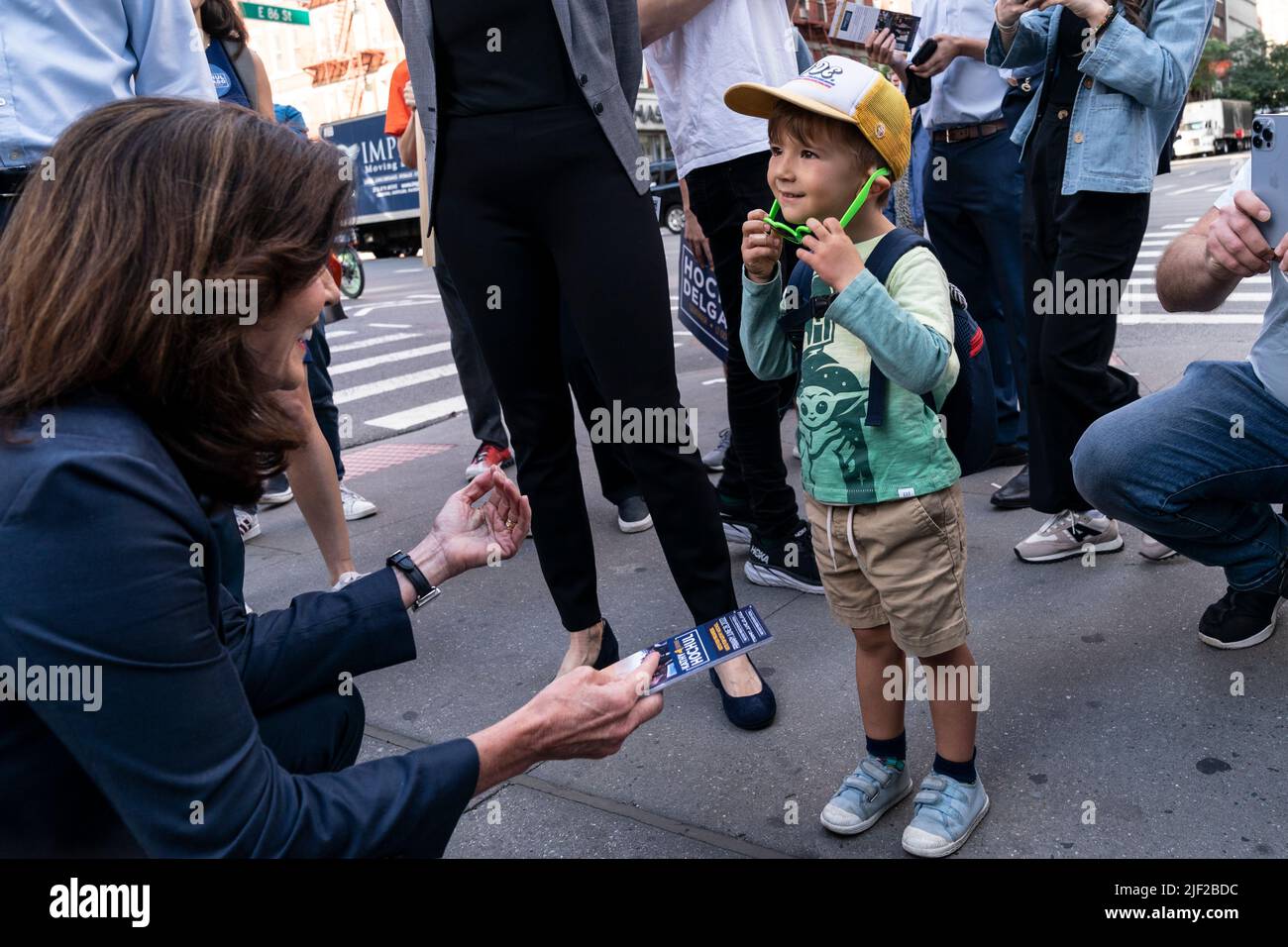 New York, NY - 28. Juni 2022: Gouverneur Kathy Hochul begrüßt den 3-jährigen Walter Moses Mologoko, dessen Mutter während des Wahlkampfs an der Ecke der 2. Avenue und der 86. Street ukrainisch ist Stockfoto