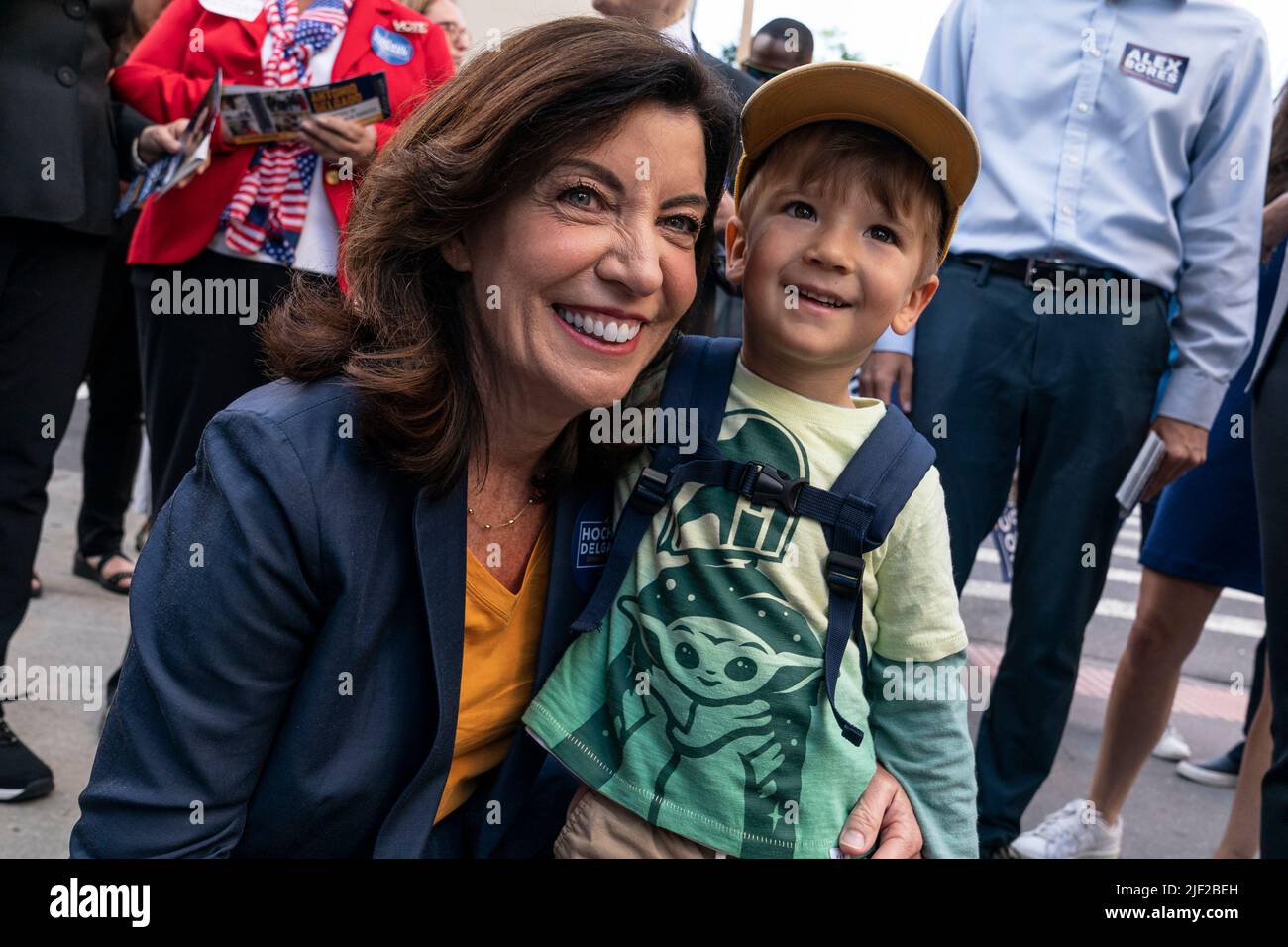 New York, NY - 28. Juni 2022: Gouverneur Kathy Hochul begrüßt den 3-jährigen Walter Moses Mologoko, dessen Mutter während des Wahlkampfs an der Ecke der 2. Avenue und der 86. Street ukrainisch ist Stockfoto