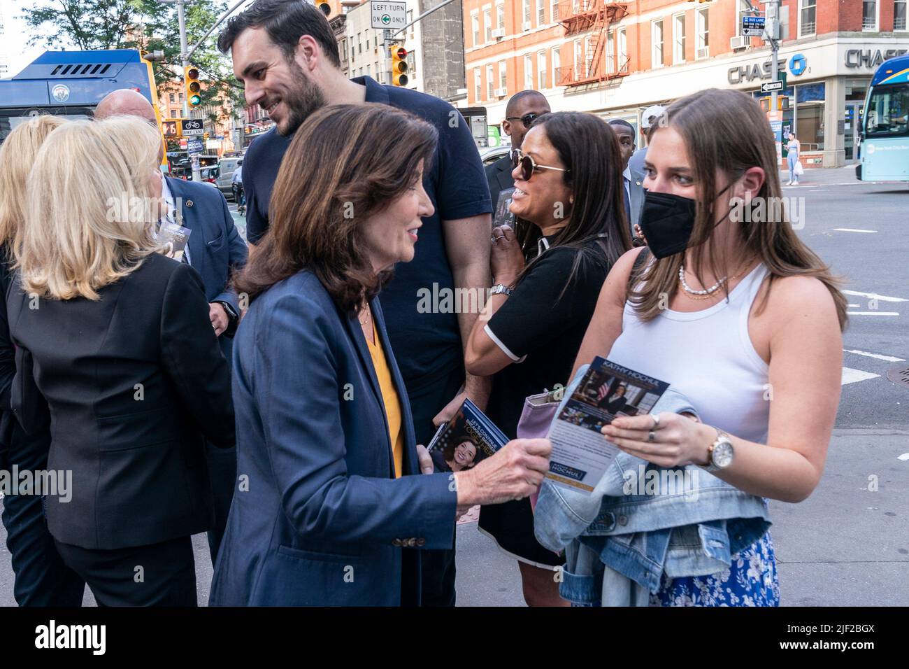 New York, USA. 28.. Juni 2022. Die Gouverneurin Kathy Hochul begrüßt die Menschen während eines Wahlkampfstopps an einer Ecke der 2. Avenue und der 86. Street in New York am 28. Juni 2022. Sie wurde von den Mitgliedern des Kongresses Jerrold Nadler und Carolyn Maloney sowie von der Abgeordneten Rebecca Seawright begleitet. Der Gouverneur begrüßte die Menschen und forderte sie auf, zum Wahllokal zu gehen, um abzustimmen. (Foto von Lev Radin/Sipa USA) Quelle: SIPA USA/Alamy Live News Stockfoto