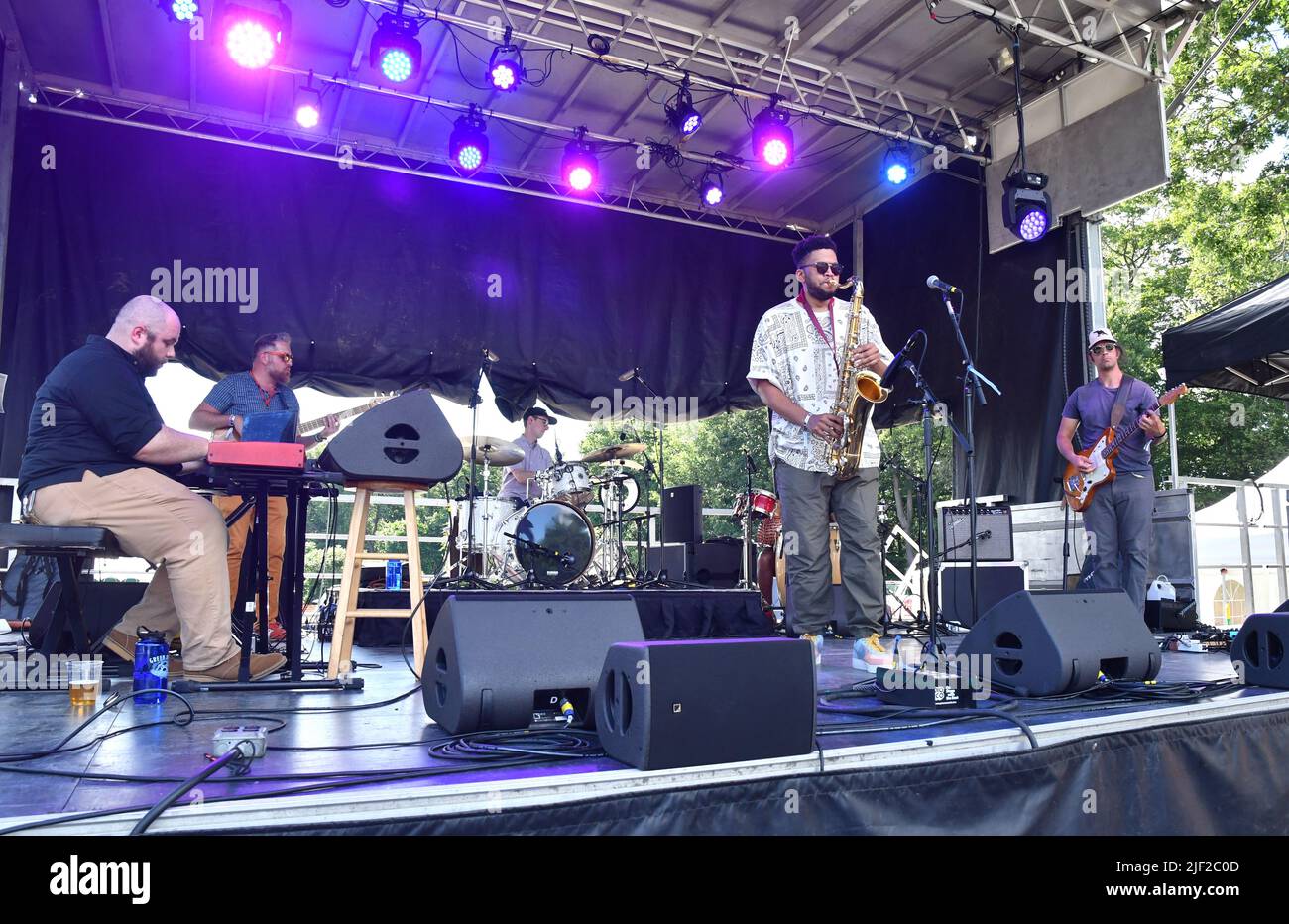 Der Sänger, Songwriter und Musiker Mtali Banda wird während eines „Live“-Konzerts beim Green River Festival auf der Bühne aufgeführt. Stockfoto