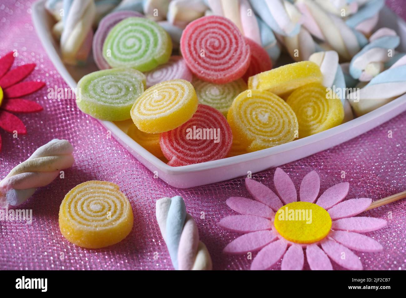 Mehrfarbige FRUCHTAROMEN flauschige Sumpfsalven, leckere, bunte Sumpfsalven. Stockfoto