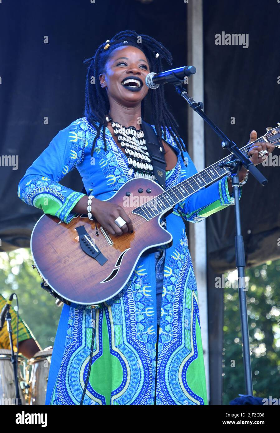 Die Sängerin, Songwriterin und Musikerin Natu Camara wird während eines „Live“-Konzerts beim Green River Festival auf der Bühne gezeigt. Stockfoto