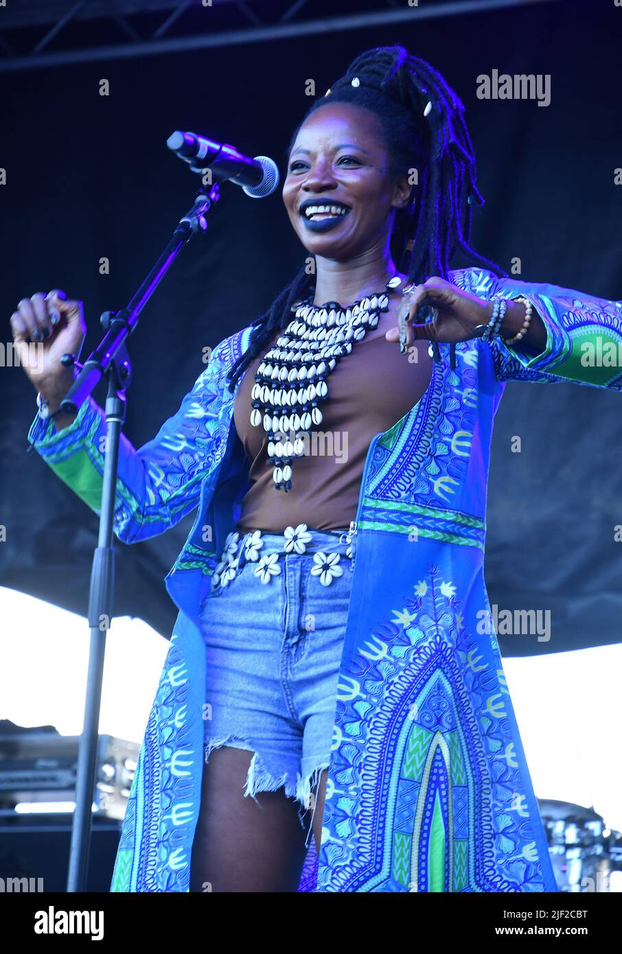 Die Sängerin, Songwriterin und Musikerin Natu Camara wird während eines „Live“-Konzerts beim Green River Festival auf der Bühne gezeigt. Stockfoto