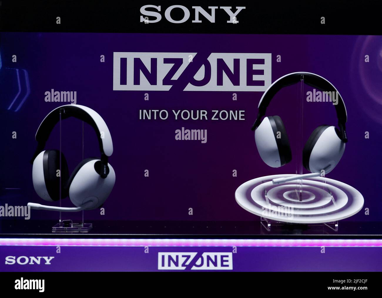 Die Inzone H7 und H9 der Sony Group Corp, Teil einer neuen Kopfhörerserie für den wachsenden PC-Markt für Videospiele, werden bei der Vorstellung am 29. Juni 2022 in Tokio, Japan, gezeigt. REUTERS/Kim Kyung-Hoon Stockfoto