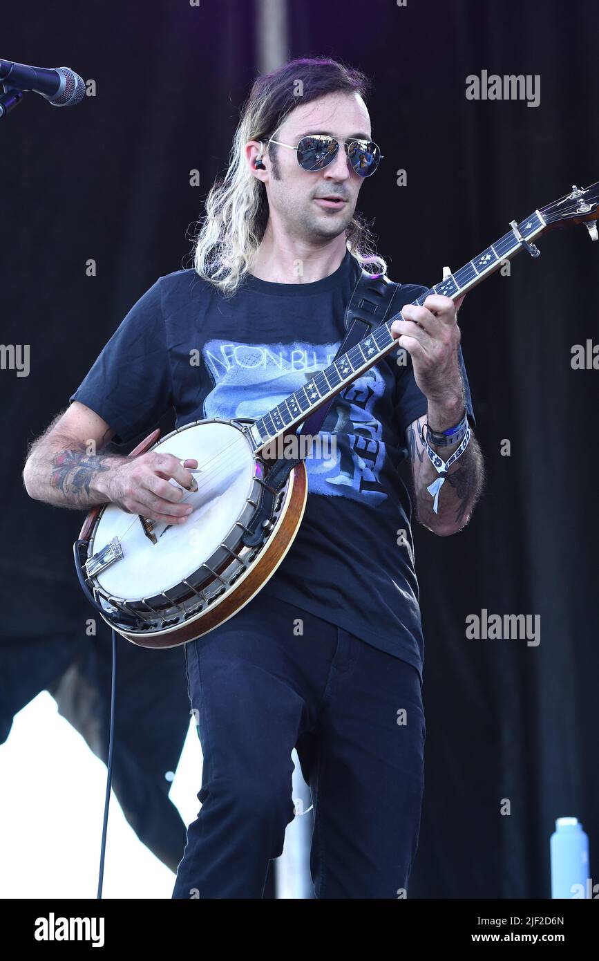 Banjo-Spieler Kyle Tuttle wird während eines „Live“-Konzerts mit Molly Tuttle und Golden Highway beim Green River Festival auf der Bühne gezeigt. Stockfoto