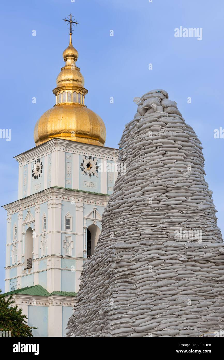 KIEW, UKRAINE - 04. JUNI 2022: Denkmal der Prinzessin Olga mit Sandsäcke bedeckt, um während der russischen Aggression auf dem Michaelsplatz in K zu schützen Stockfoto
