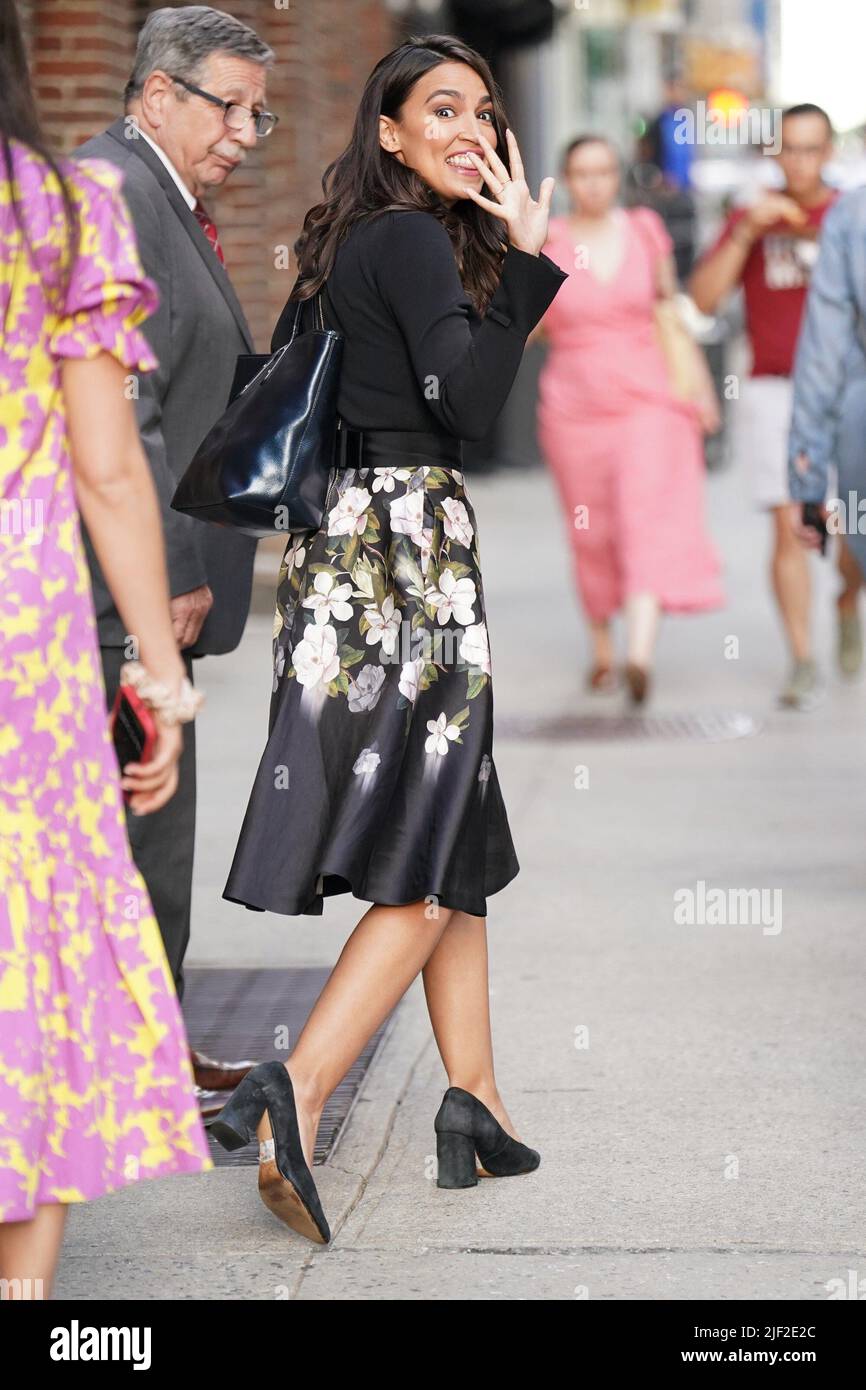 New York, NY, USA. 28.. Juni 2022. Alexandria Ocasio Cortez Out and about for Celebrity Candids - DI, New York, NY 28. Juni 2022. Kredit: Kristin Callahan/Everett Collection/Alamy Live Nachrichten Stockfoto