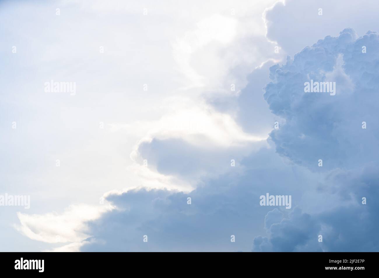 Blauer Himmel mit flauschigen Wolken Stockfoto