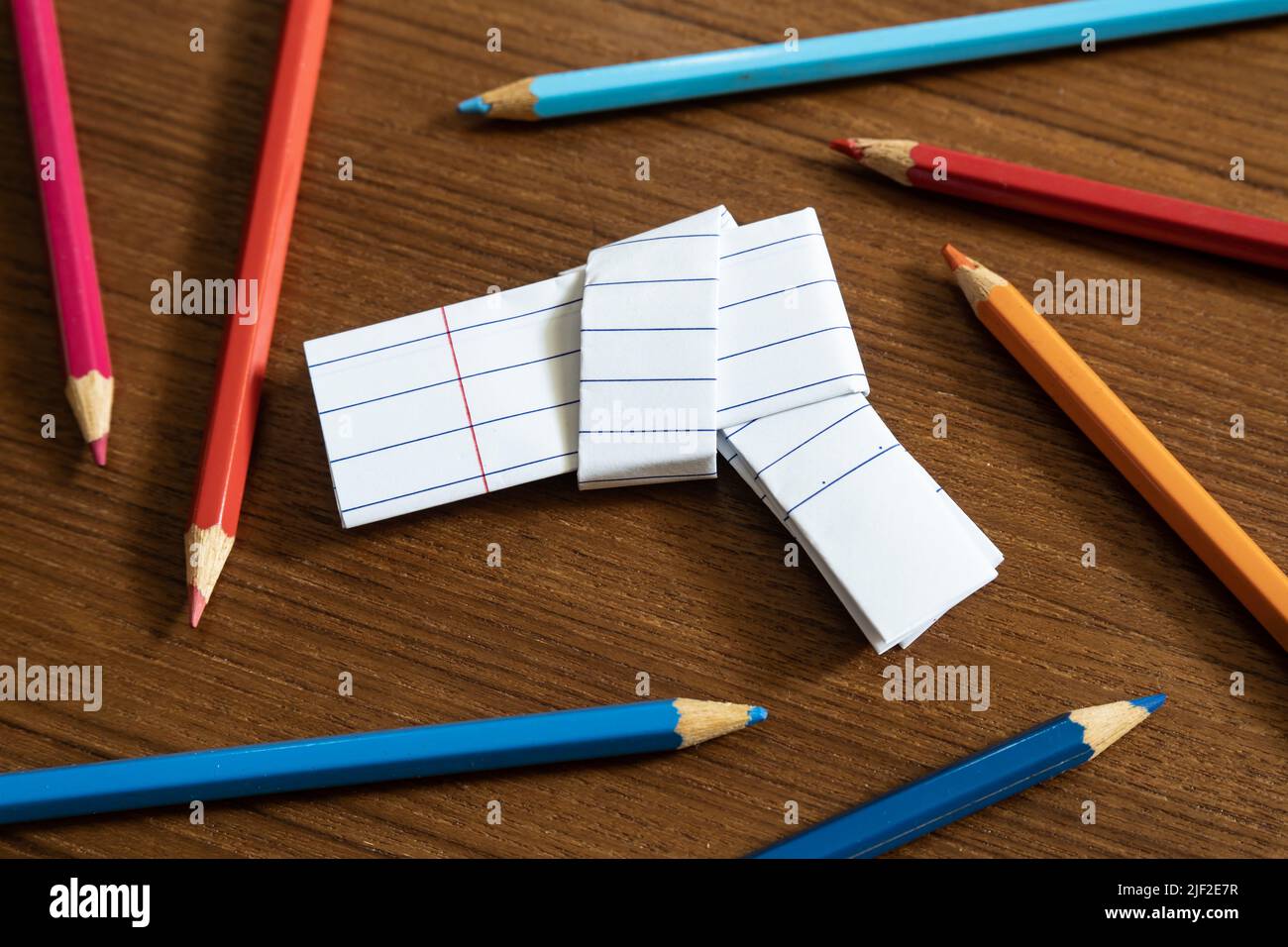 Pistole Spielzeug aus Papier gefaltet Stockfoto