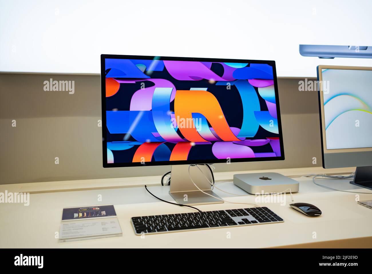 Bangkok, Thailand - 22. Mai 2022: Apples Studio Display und der Mac mini wurden im iStudio Shop ausgestellt. Stockfoto