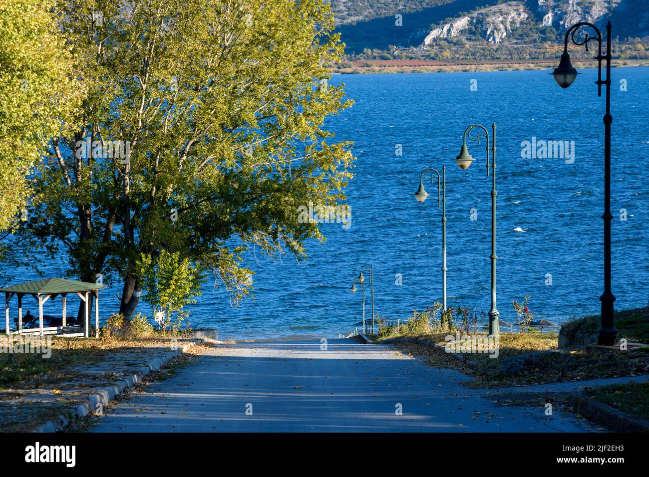 Straße, die zum Ufer des Lago Vegoritida im Dorf Agios Panteleimon, Nordgriechenland, führt Stockfoto