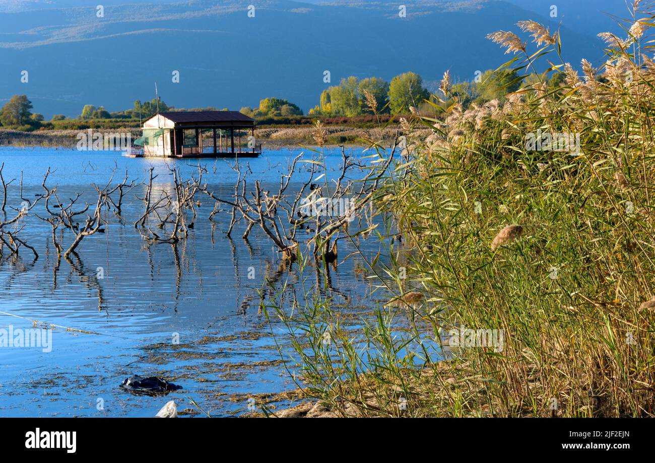 Verlassene schwimmende Gebäude am See Vegoritida, Nordteil von Griechenland Stockfoto