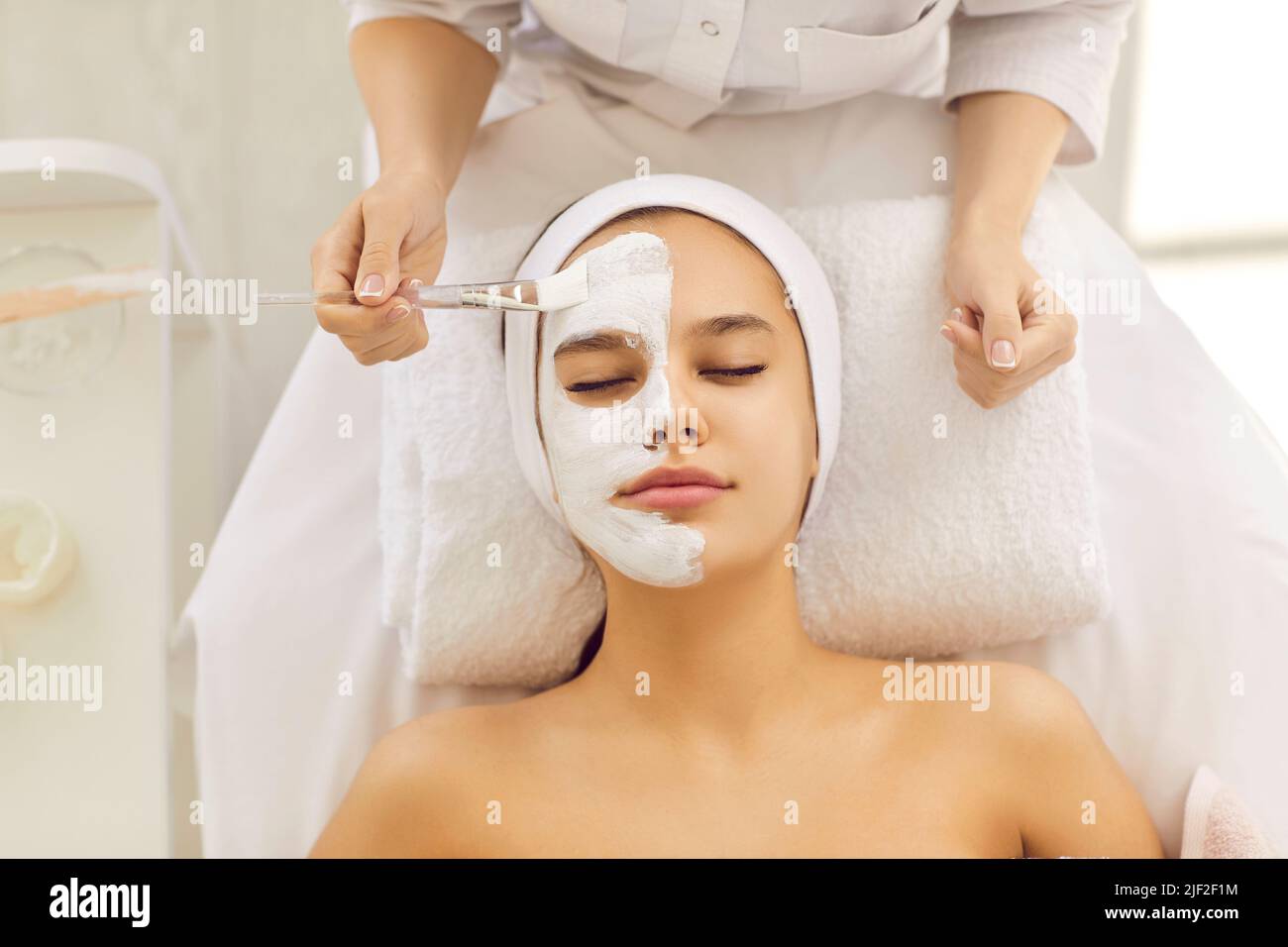 Kosmetologe machen Schönheitsverfahren zu Frau Klientin Stockfoto
