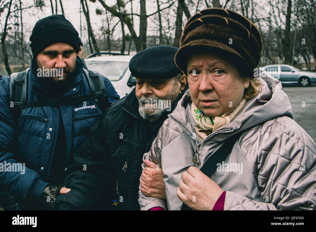 Ein evakuiertes Paar aus Bucha kommt in Sicherheit Menschen aus Irpin und Bucha werden in das Evakuierungszentrum in Kiew evakuiert. Viele von ihnen haben ihre Heimat und ihre Familienmitglieder verloren. Es gelang den russischen Truppen, in diese beiden Städte einzudringen und sie wurden Ende März vollständig befreit Stockfoto