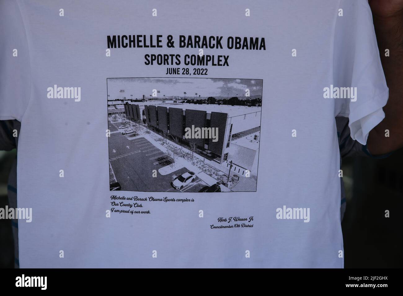 T-Shirt, das an Gäste während der Eröffnung des Michelle & Barack Obama Sports Complex am Dienstag, den 28. Juni 2022, in Los Angeles, Kalifornien, verschenkt wurde (Jevone Moore/I Stockfoto