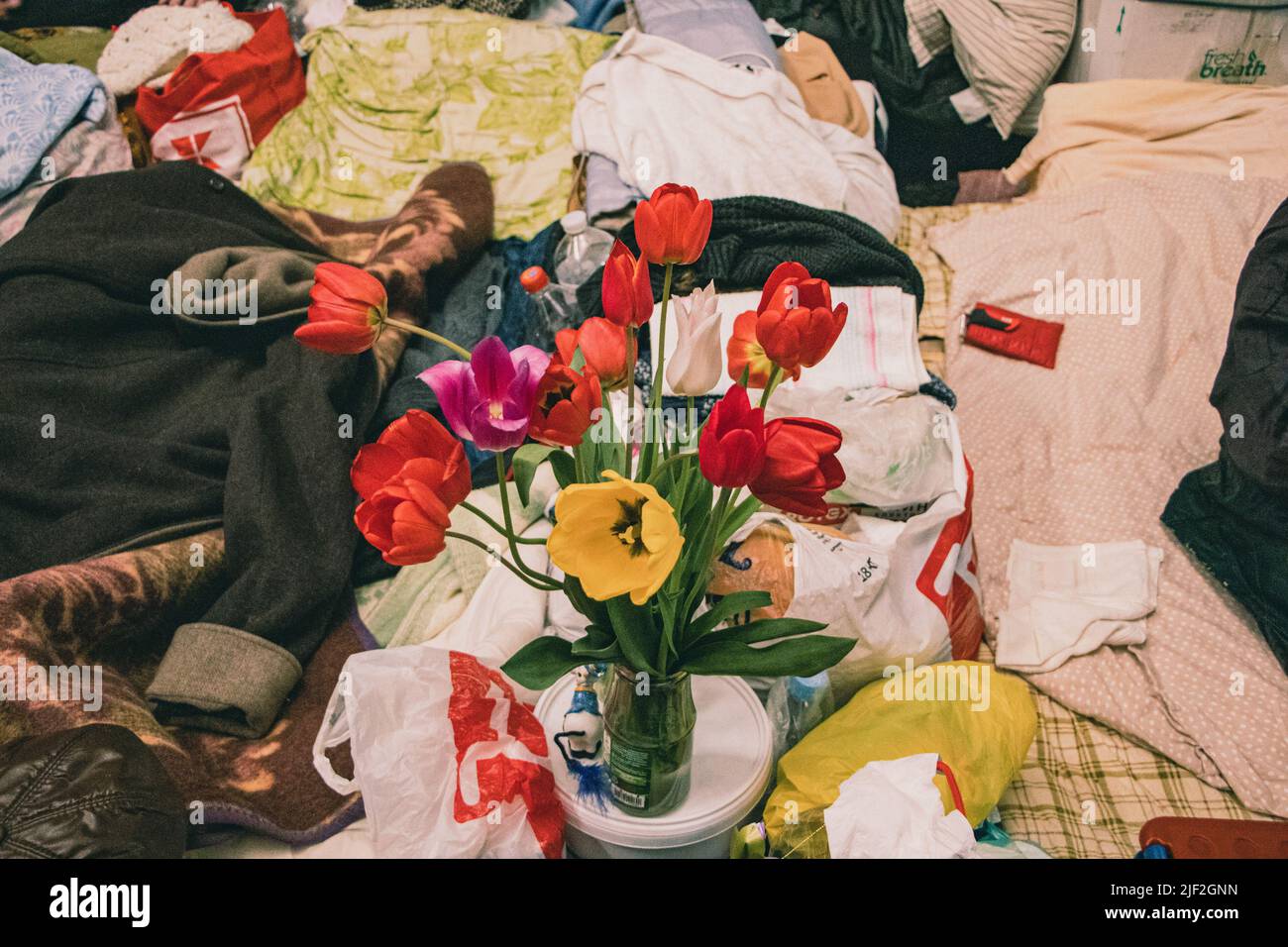 Charkiw, Ukraine. 26. April 2022. Frische Blumen schmücken den Ort einer Familie. Die meisten Menschen leben seit Beginn des Krieges in der U-Bahnstation Heroiv Pratsi in Charkiw. Einige von ihnen haben während der Evakuierung ihr Haus und ihr Eigentum verloren. Aufgrund des ständigen Beschusses in der Stadt verbringen die Menschen die meiste Zeit im Bahnhof. Freiwillige versorgen sie jeden Tag mit Nahrung und Medikamenten. (Foto: Lara Hauser/SOPA Images/Sipa USA) Quelle: SIPA USA/Alamy Live News Stockfoto