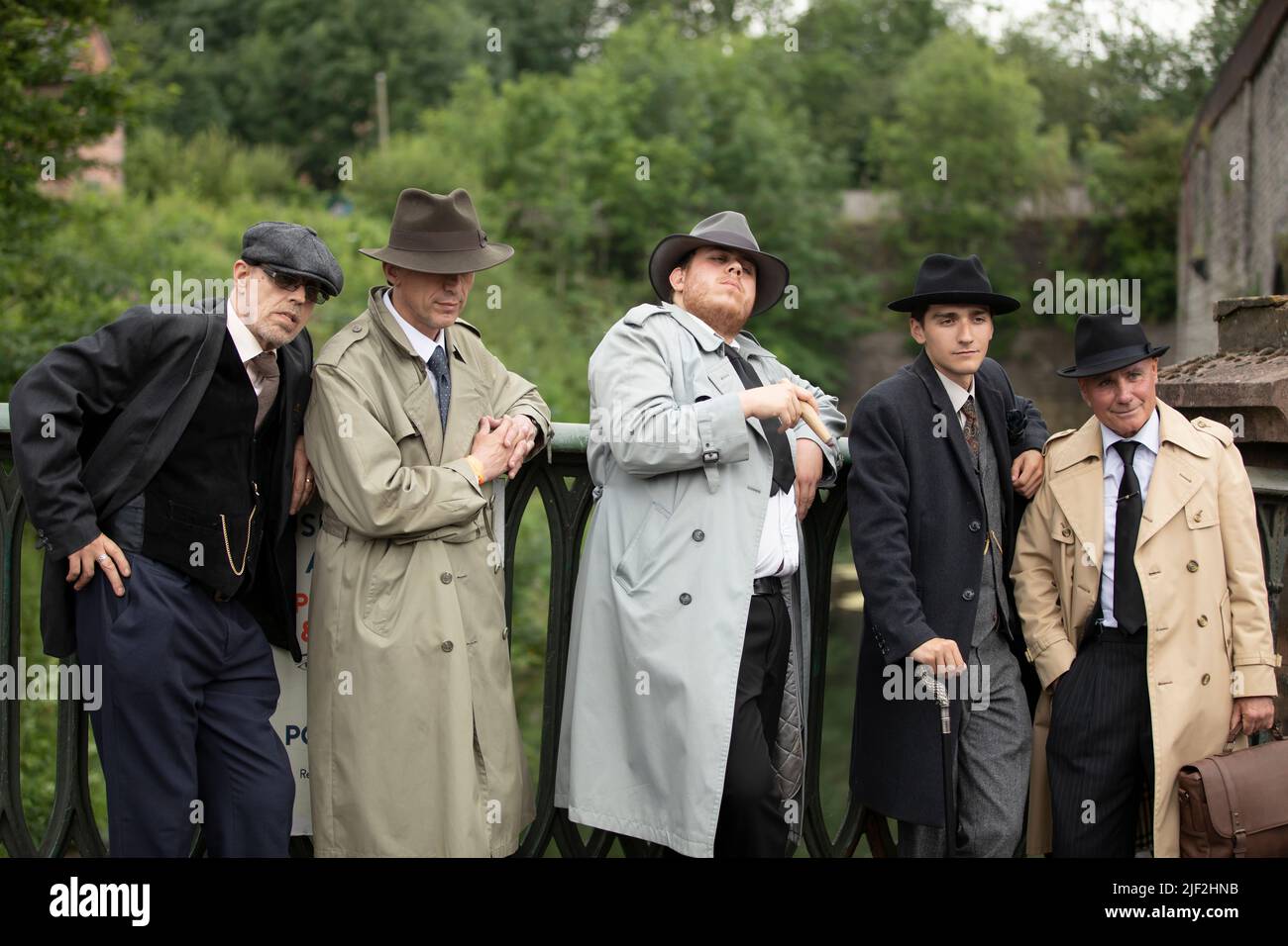 Dudley, West Midlands-Großbritannien 13. Juli 2019, fünf Männer in Peaky Blinders-Style-Business-Anzügen aus den 40er Jahren und Trilby-Hüten im Vintage-Gangster Stockfoto