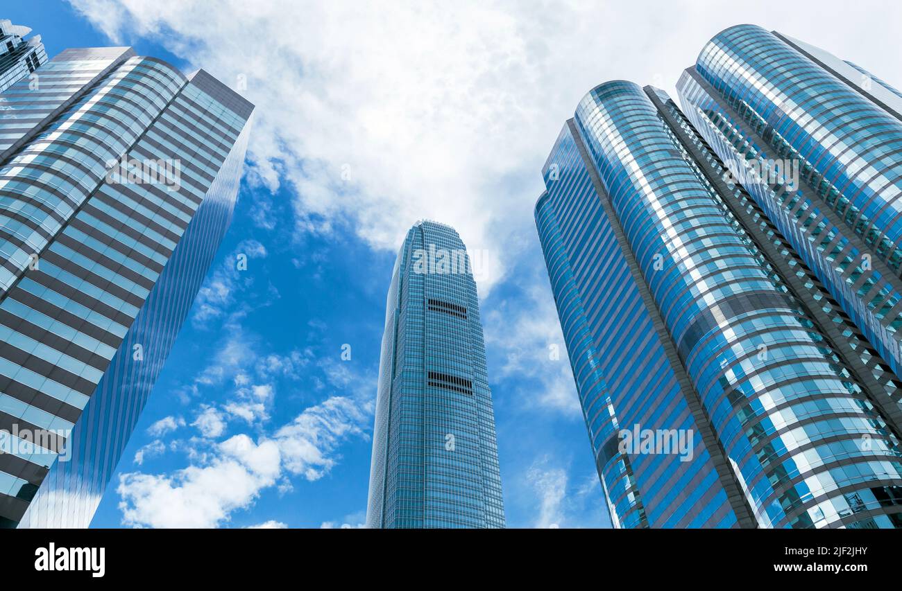 Städtische Skyline mit perspektivischem Blick auf moderne kommerzielle Wolkenkratzer und Bürohochhäuser im Central District von Hongkong Stockfoto