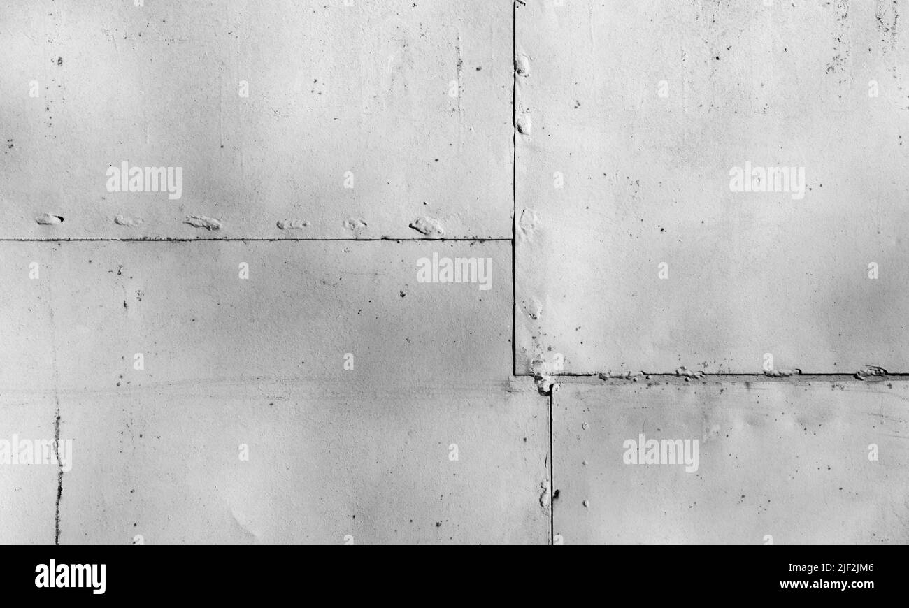 Weiße Metallwandstruktur mit Schweißnähten, Vorderansicht, monochromes Hintergrundfoto Stockfoto