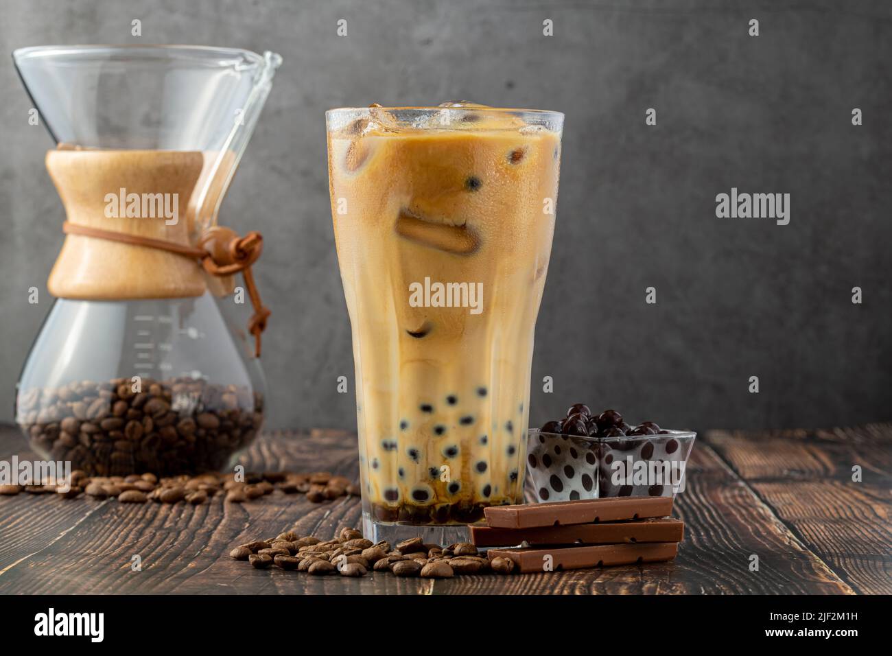 Bubble Tee mit Kaffee und Schokolade in Glas Tasse auf dunklem Hintergrund. Stockfoto