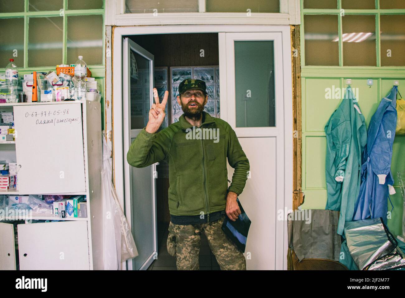 15. Mai 2022, Pokrovskoe, Region Dnepropetrovsk, Ukraine: Soldat, der froh ist, dass er im Krankenhaus im Dorf Pokrovske, Region Dnepropetrovsk, keine schweren Verletzungen hat. Das Militärkrankenhaus in Pokrovskoe, Region Dnepropetrovsk, stabilisiert die Bedingungen der verwundeten Soldaten von der Front aus. Danach werden sie in größere Krankenhäuser in Zaporizhia und Dnipro überführt. Die Regionen Saporischschja und Dnipro sind seit Kriegsbeginn ein Schwerpunkt der russischen Angriffe. (Bild: © Lara Hauser/SOPA Images via ZUMA Press Wire) Stockfoto