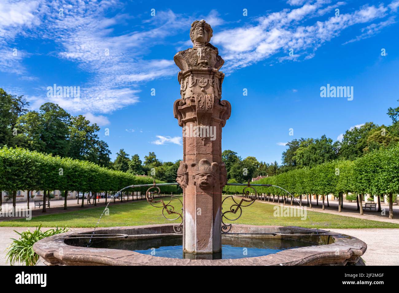 Statue von Markgraf Ludwig Wilhelm von Baden auf einem Brunnen am Schloss Favorite in Rastatt, Baden-Württemberg, Deutschland | Statue von Louis Willi Stockfoto