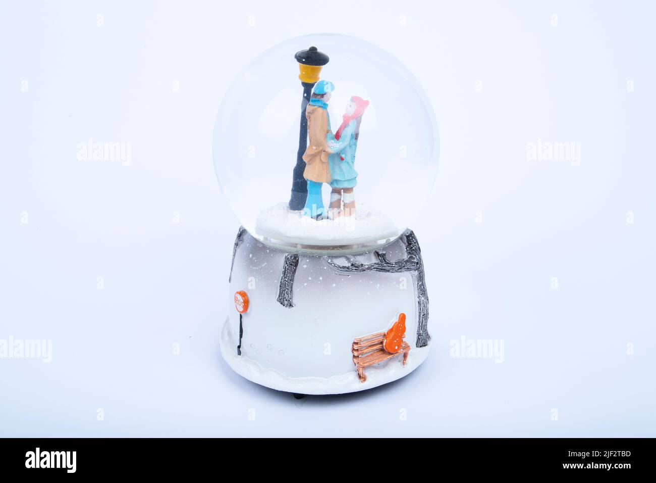 Poster Frohe Weihnachten Glaskugel. Vector Mini-Haus, Geschenk und Schneemann in Schneekugel. Stockfoto
