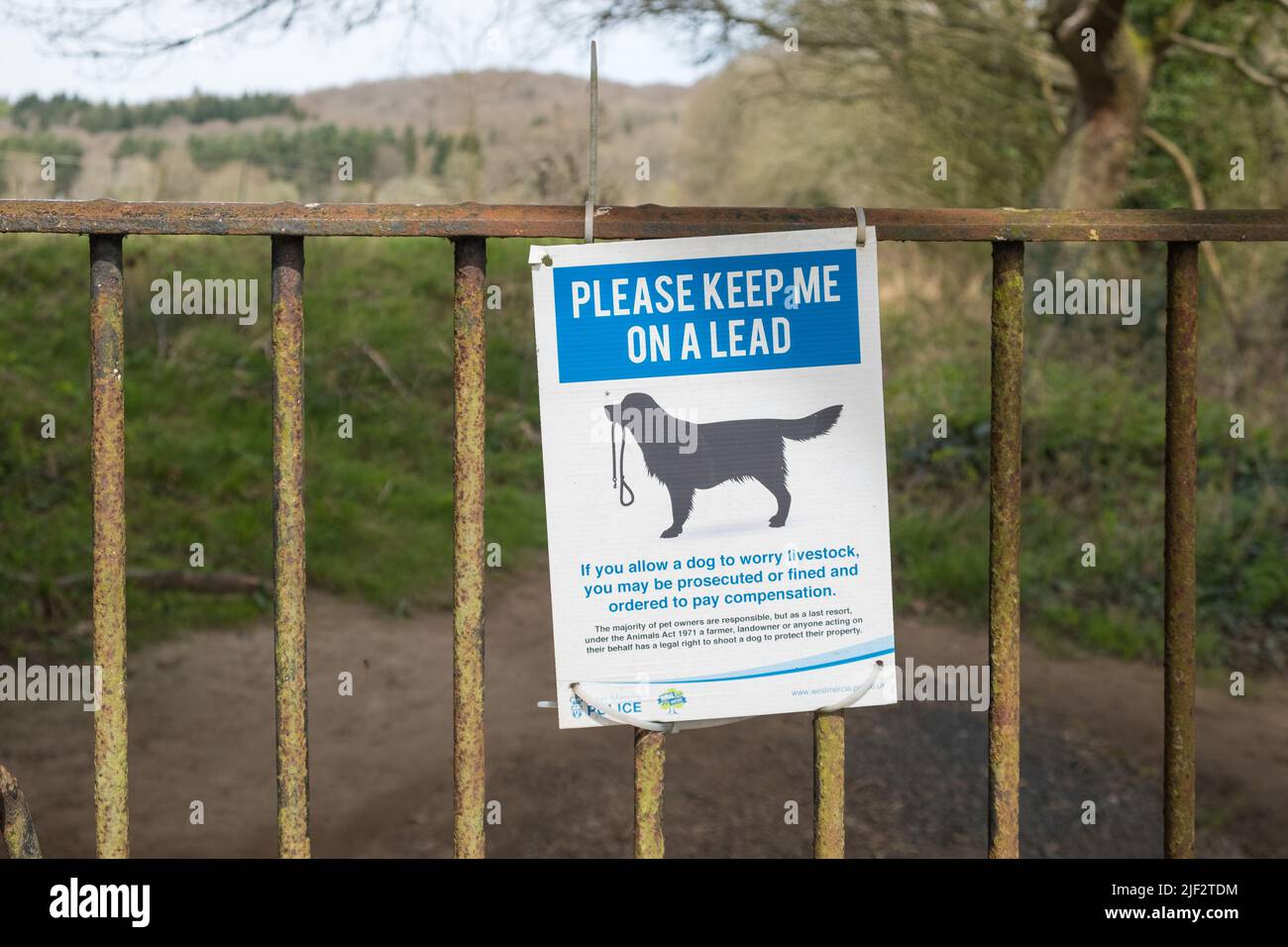 Schild für Hundewanderer mit der Aufschrift „Bitte halten Sie mich an der Leine“, um die Tiere zu schützen Stockfoto