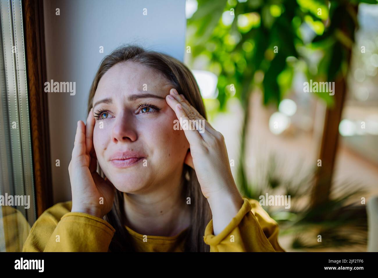 Frau, die an Depressionen leidet und zu Hause weint. Stockfoto