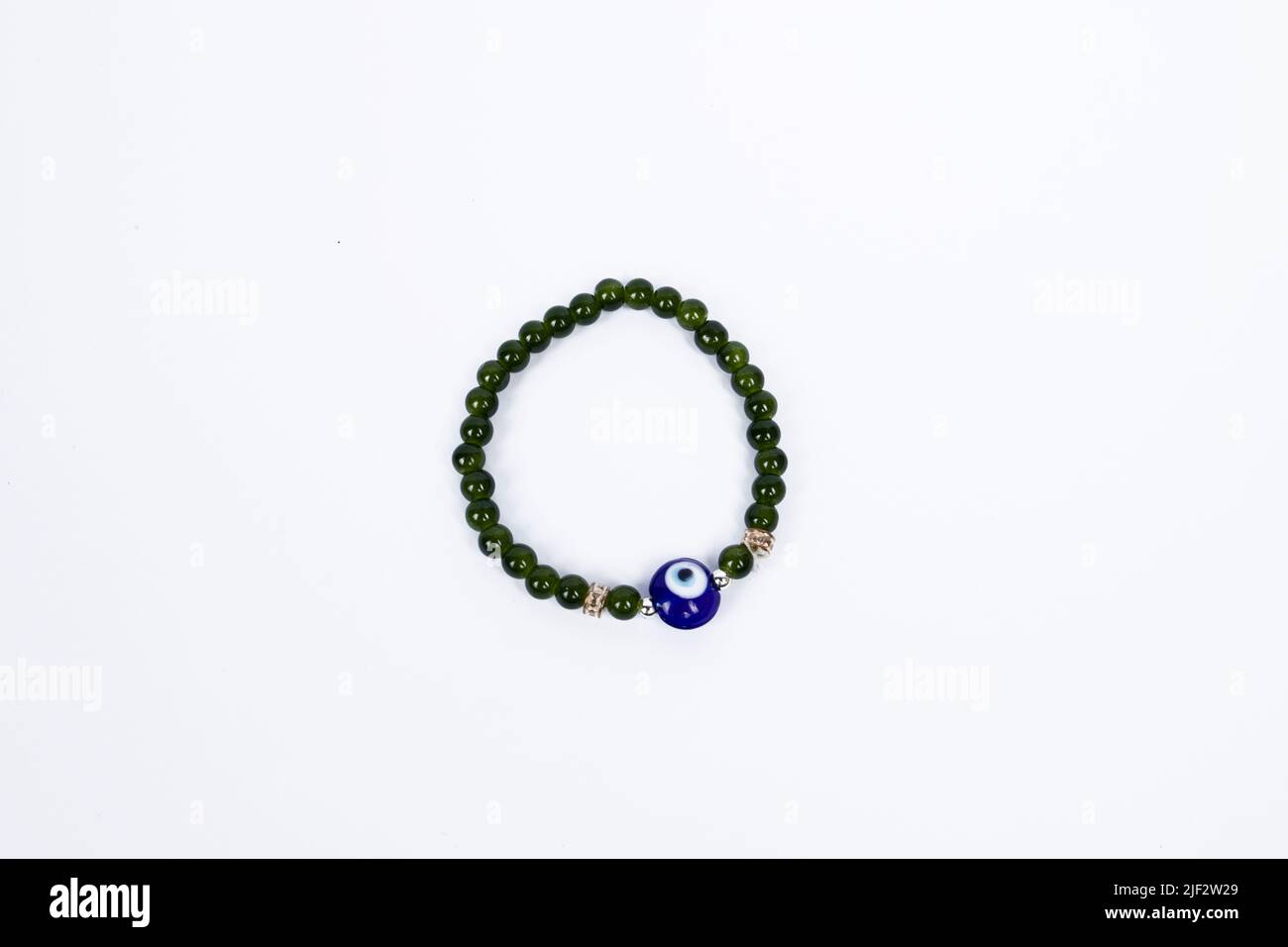 Gebetsperlen mit 33 Knoten aus Stein auf matter Oberfläche auf weißem Grund Stockfoto